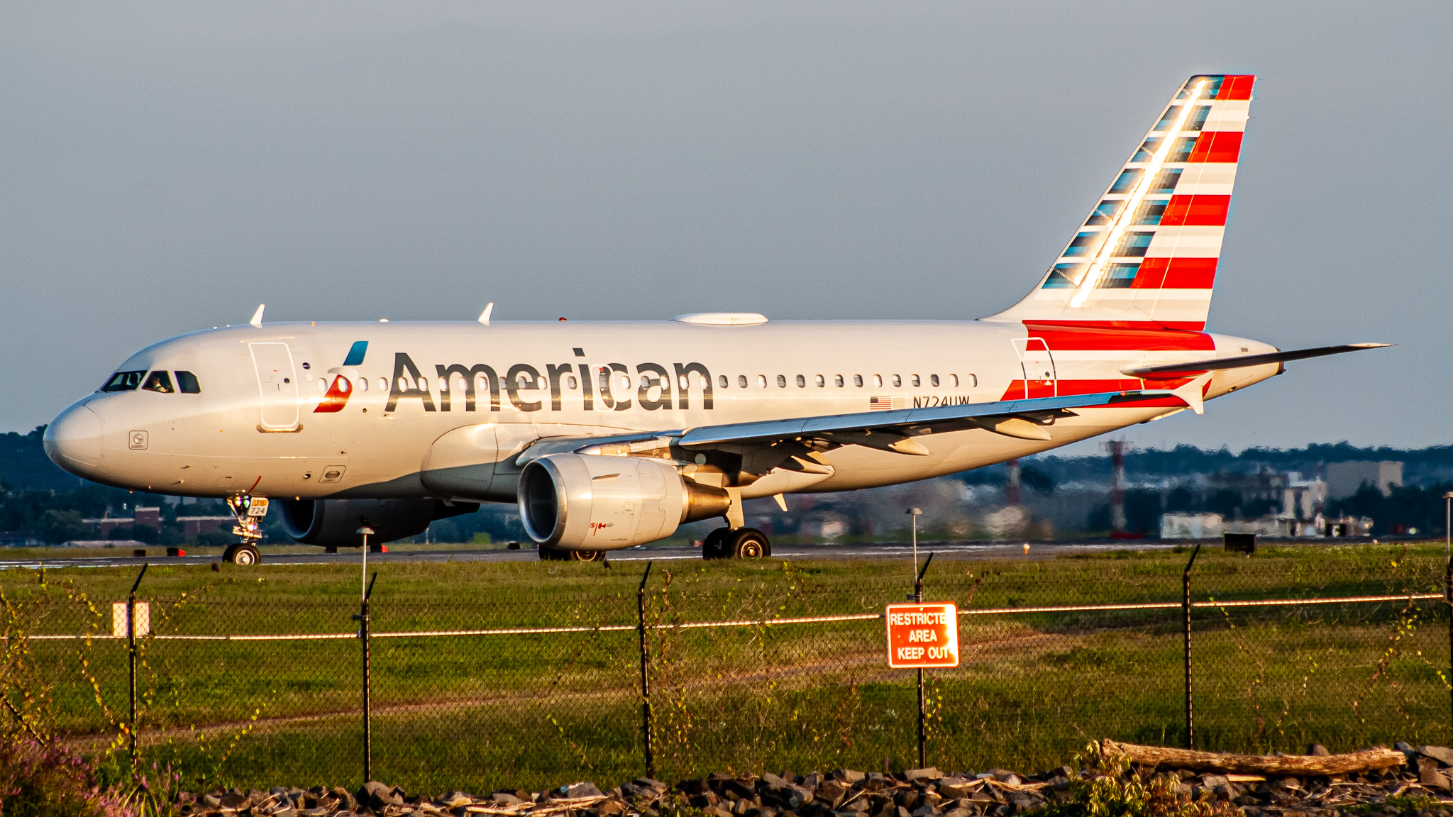 Full size: American Airlines Airbus A319 N724UW at Ronald Reagan National Airport