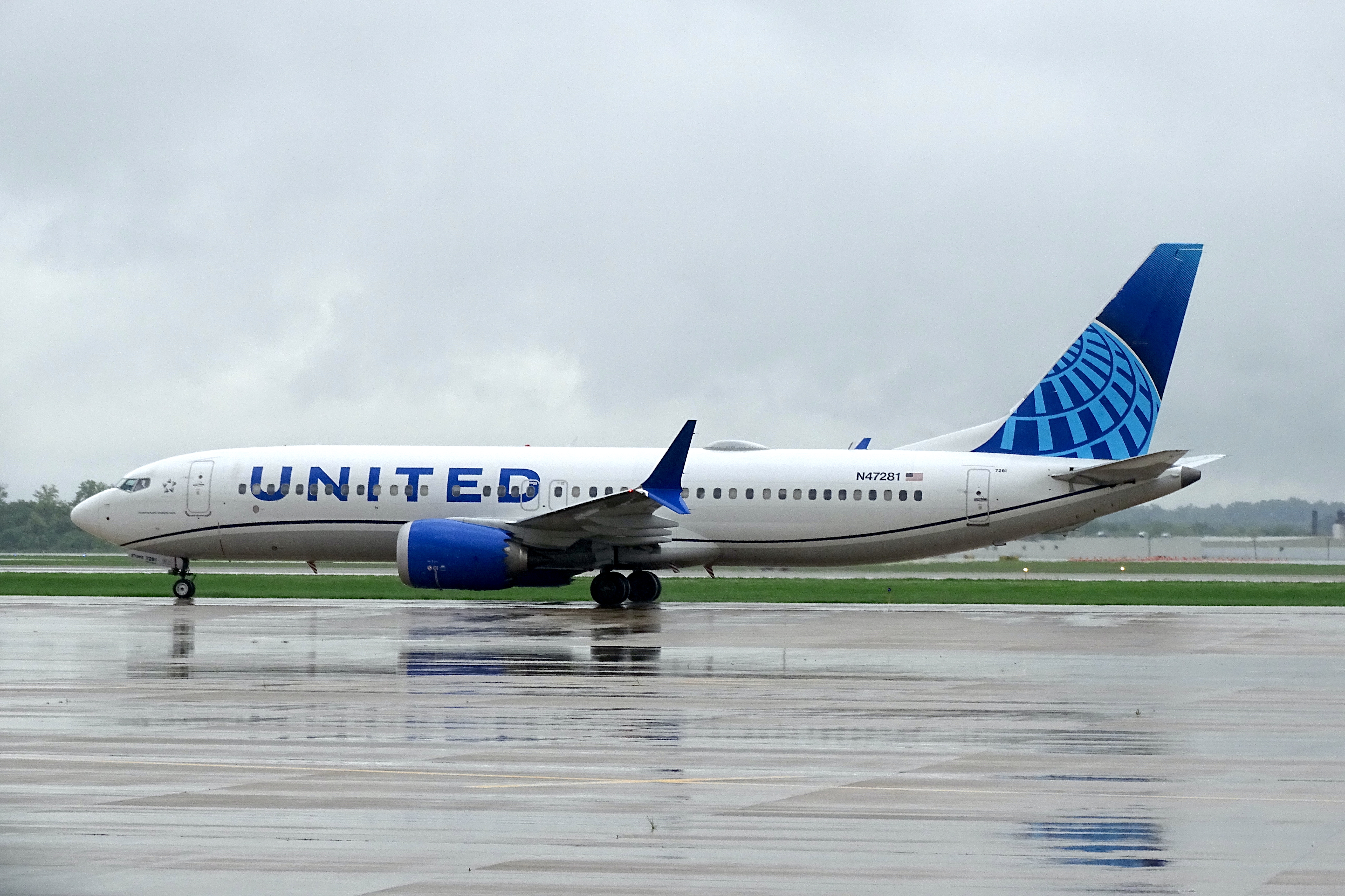 Full size: United Airlines Boeing 737 MAX 8 N47281 at Chicago/Rockford International Airport