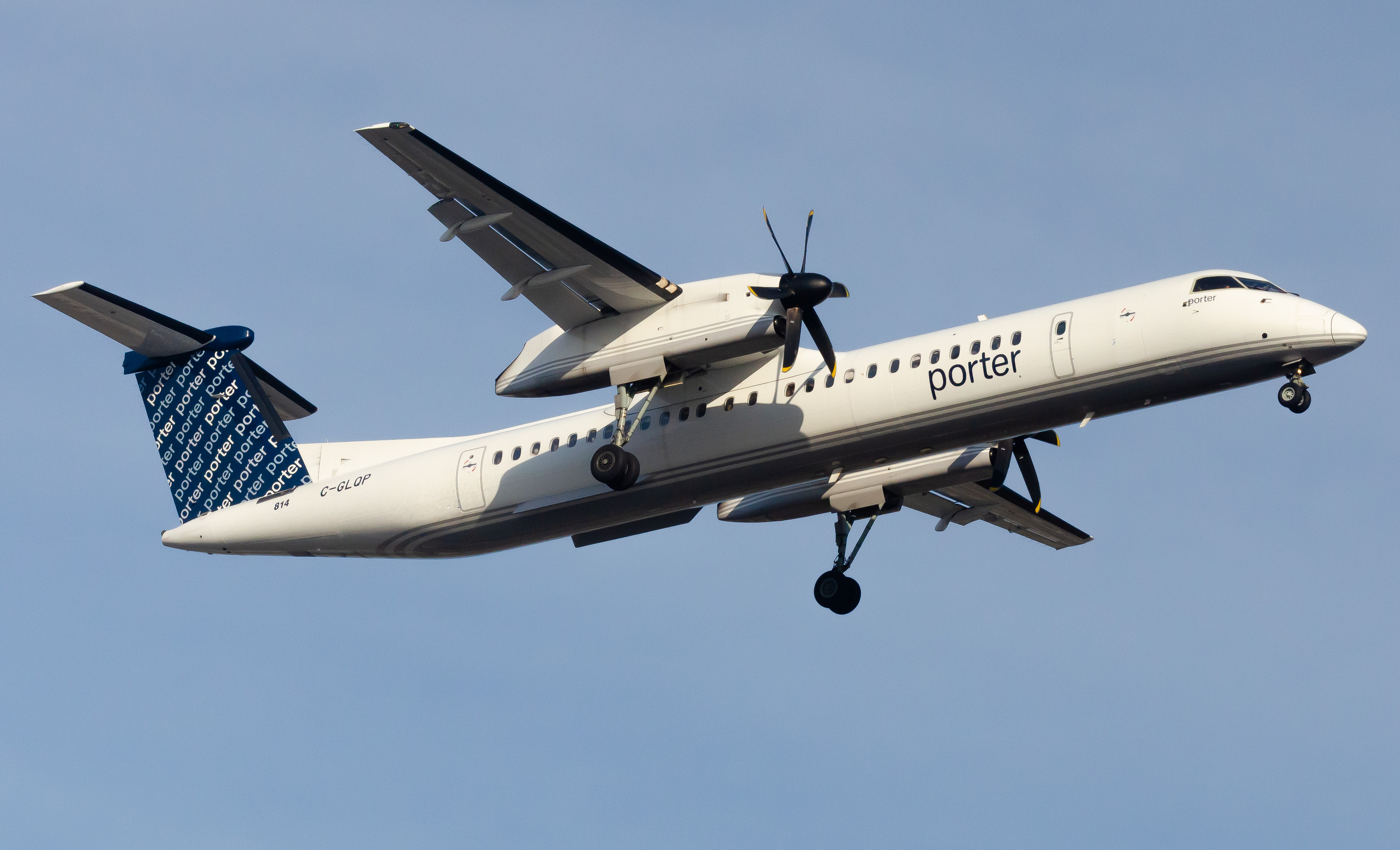 Full size: Porter Airlines De Havilland Dash-8 q400 C-GLOP at Newark Liberty International Airport