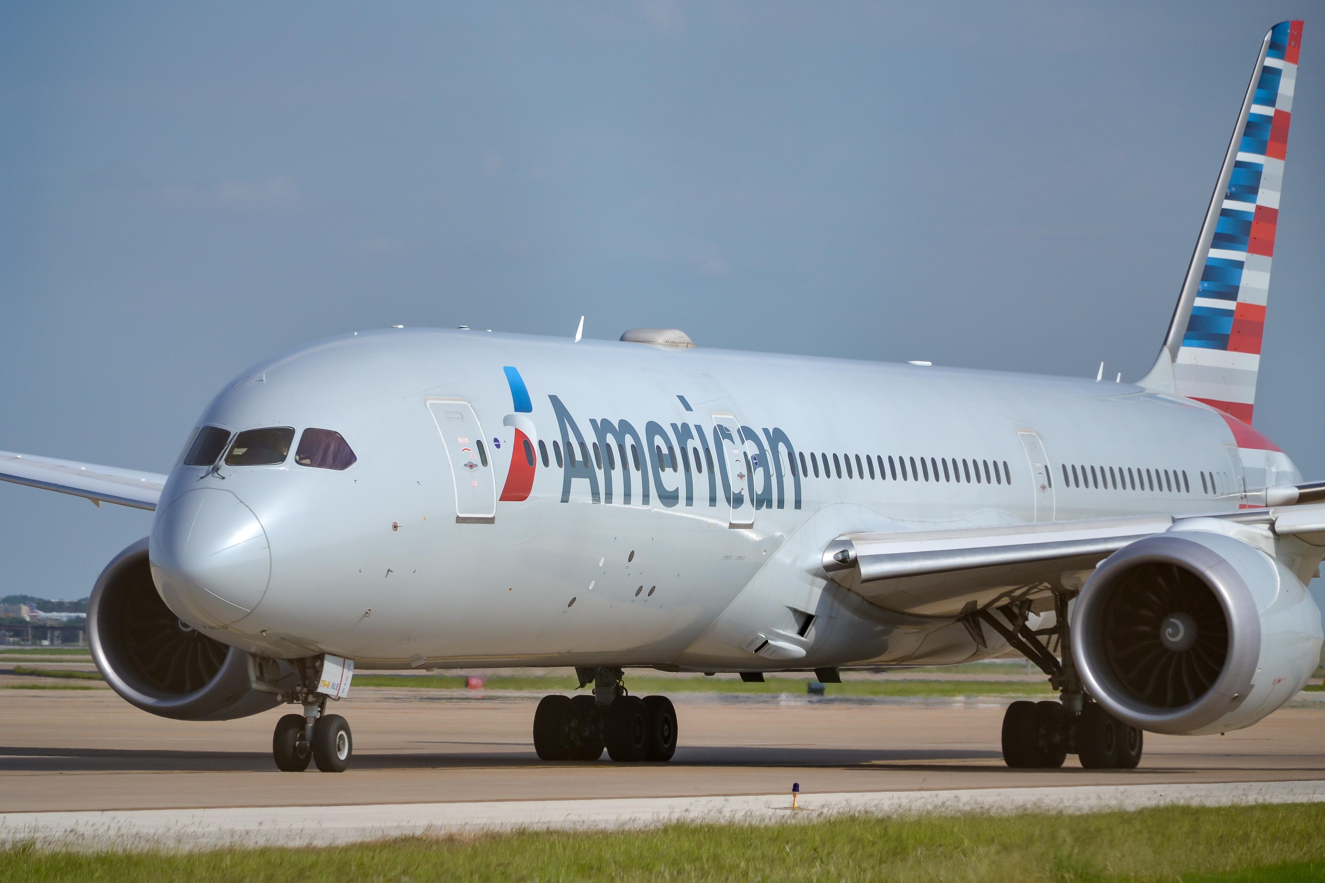 Full size: American Airlines Boeing 787-9 N824AN at Dallas-Fort Worth International Airport
