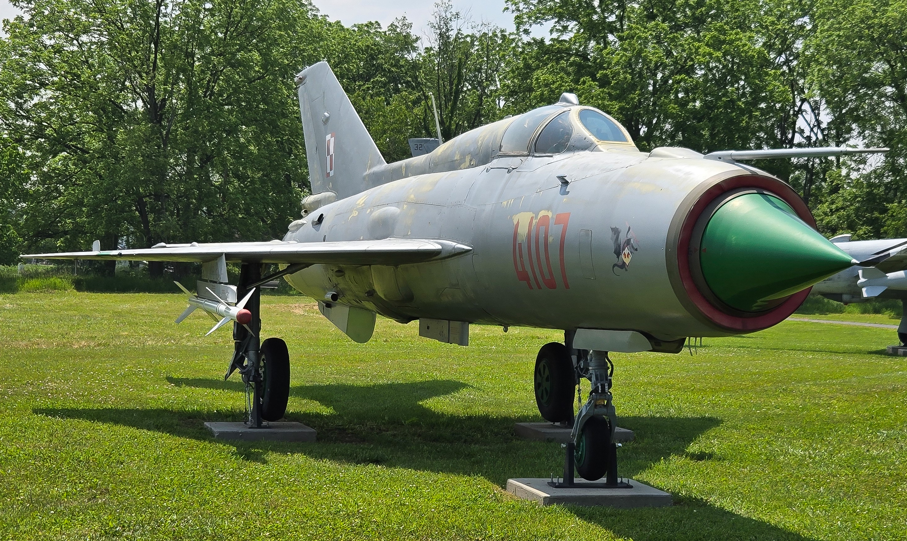 Full size: PRIVATE Mikoyan-Gurevich MiG-21PF Fishbed-D 4107 at Kalamazoo Battle Creek International Airport