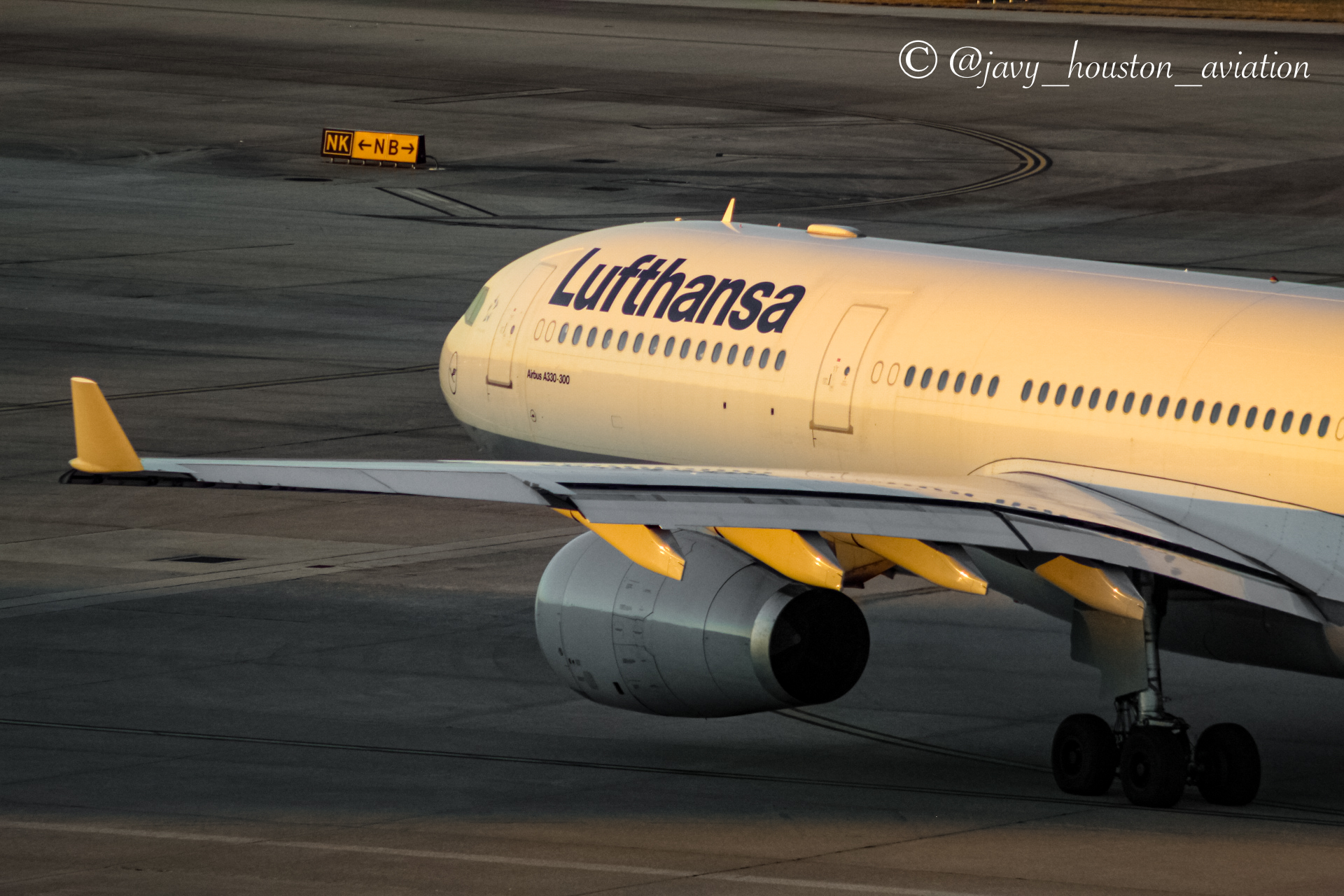 Full size: Lufthansa Airbus A330-300 D-AIKH at Houston-George Bush Intercontinental Airport