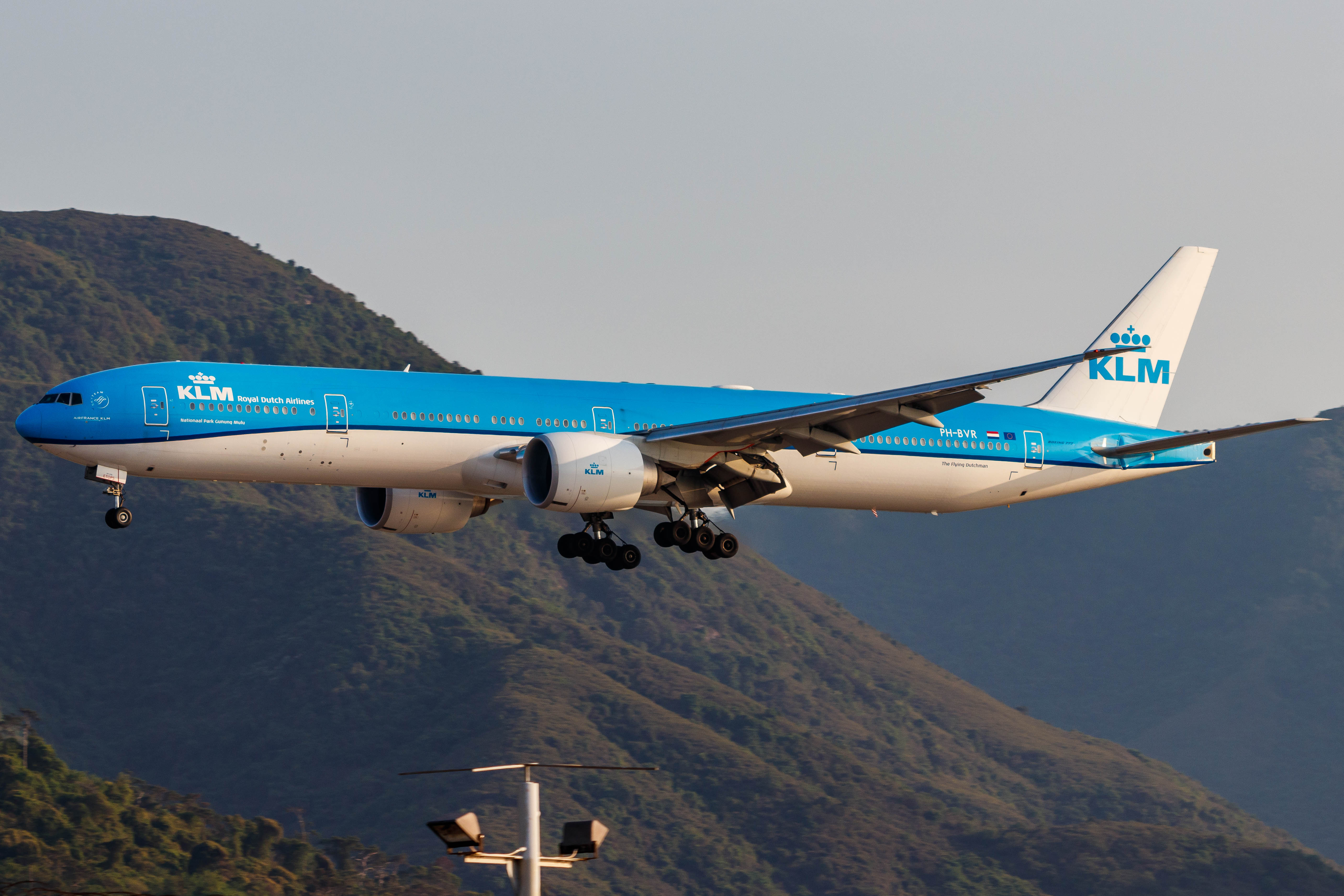 Full size: KLM Boeing 777-300ER PH-BVR at Hong Kong International Airport