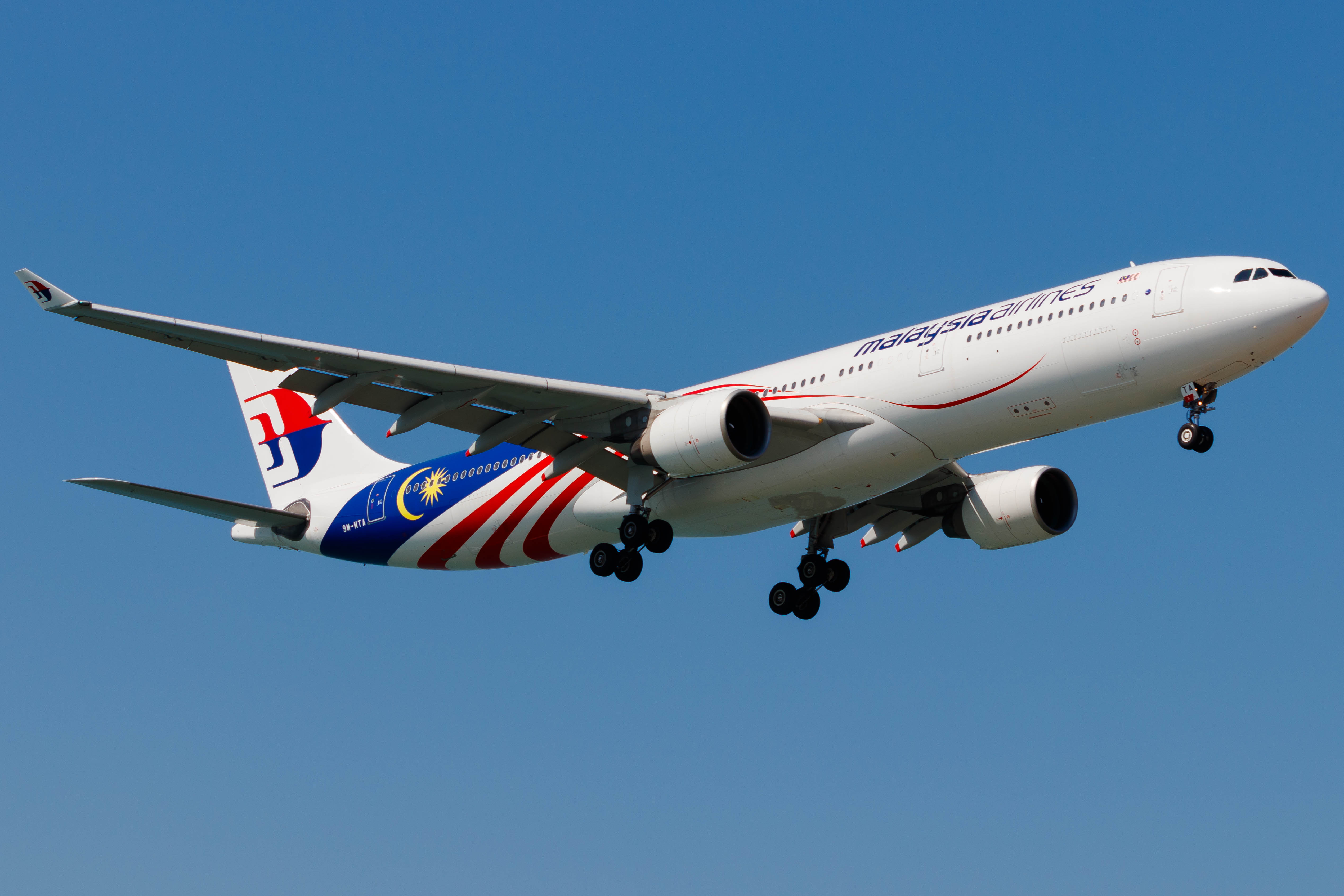 Full size: Malaysia Airlines Airbus A330-300 9M-MTA at Hong Kong International Airport