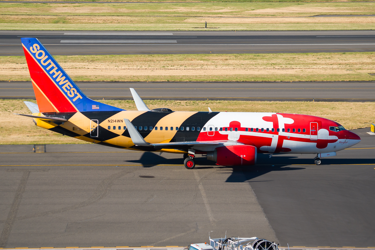 Full size: Southwest Airlines Boeing 737-700 N214WN at Portland International Airport