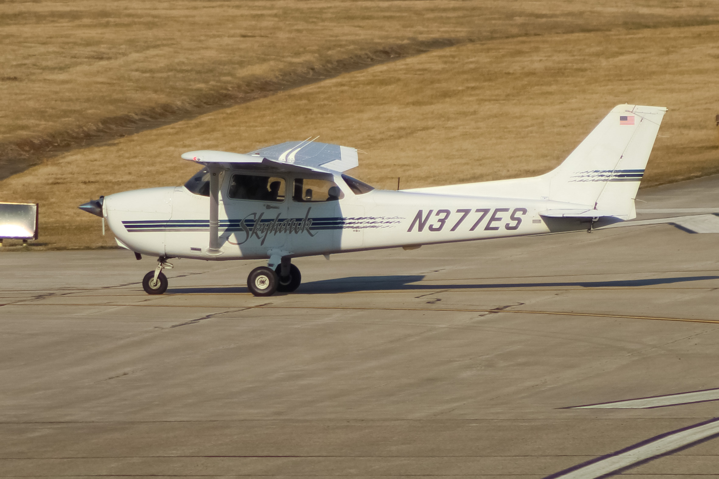 Full size: PRIVATE Cessna 172 N377ES at Cincinnati Municipal Airport/Lunken Field
