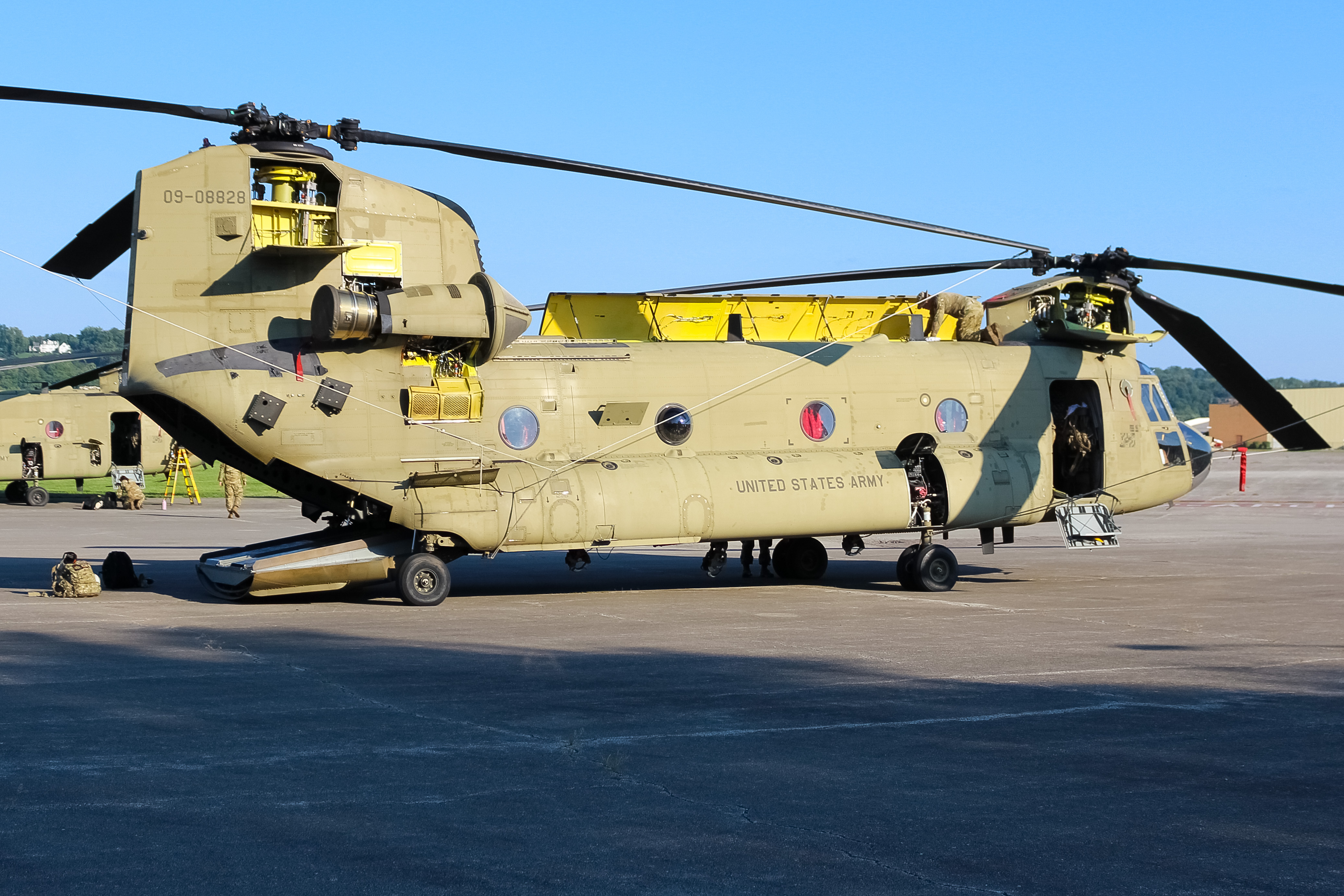 Full size: USA - United States Army Boeing CH-47 Chinook 09-08828 at Cincinnati Municipal Airport/Lunken Field