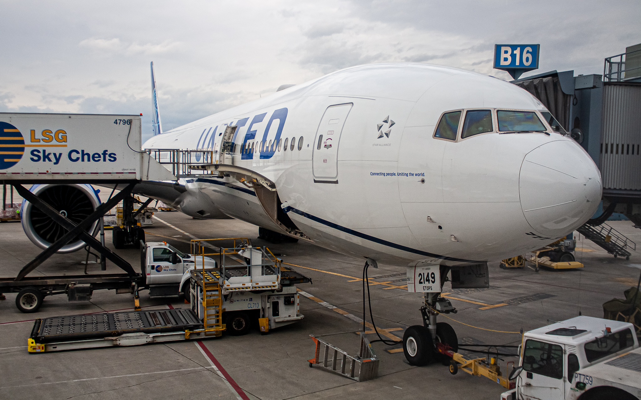 Full size: United Airlines Boeing 777-300ER N2749U at Chicago O'Hare International Airport