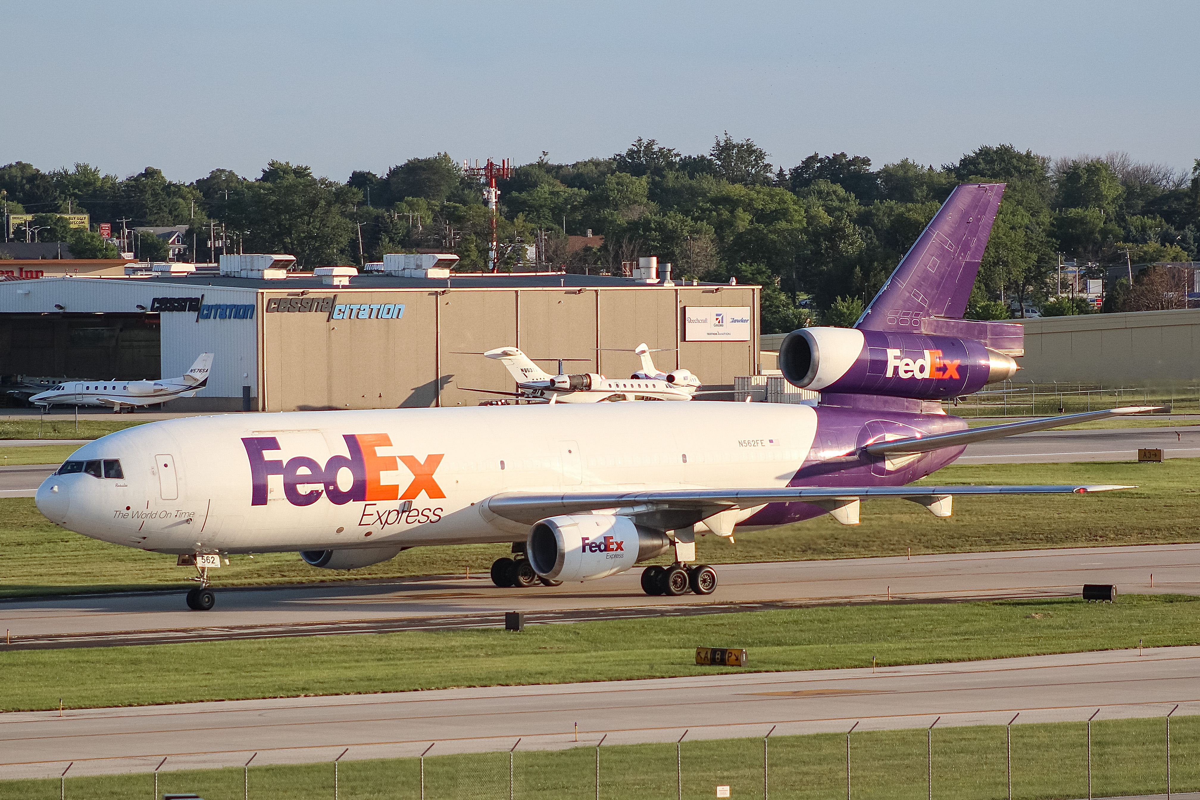 Full size: FedEx McDonnell Douglas MD-10F N562FE at General Mitchell International Airport