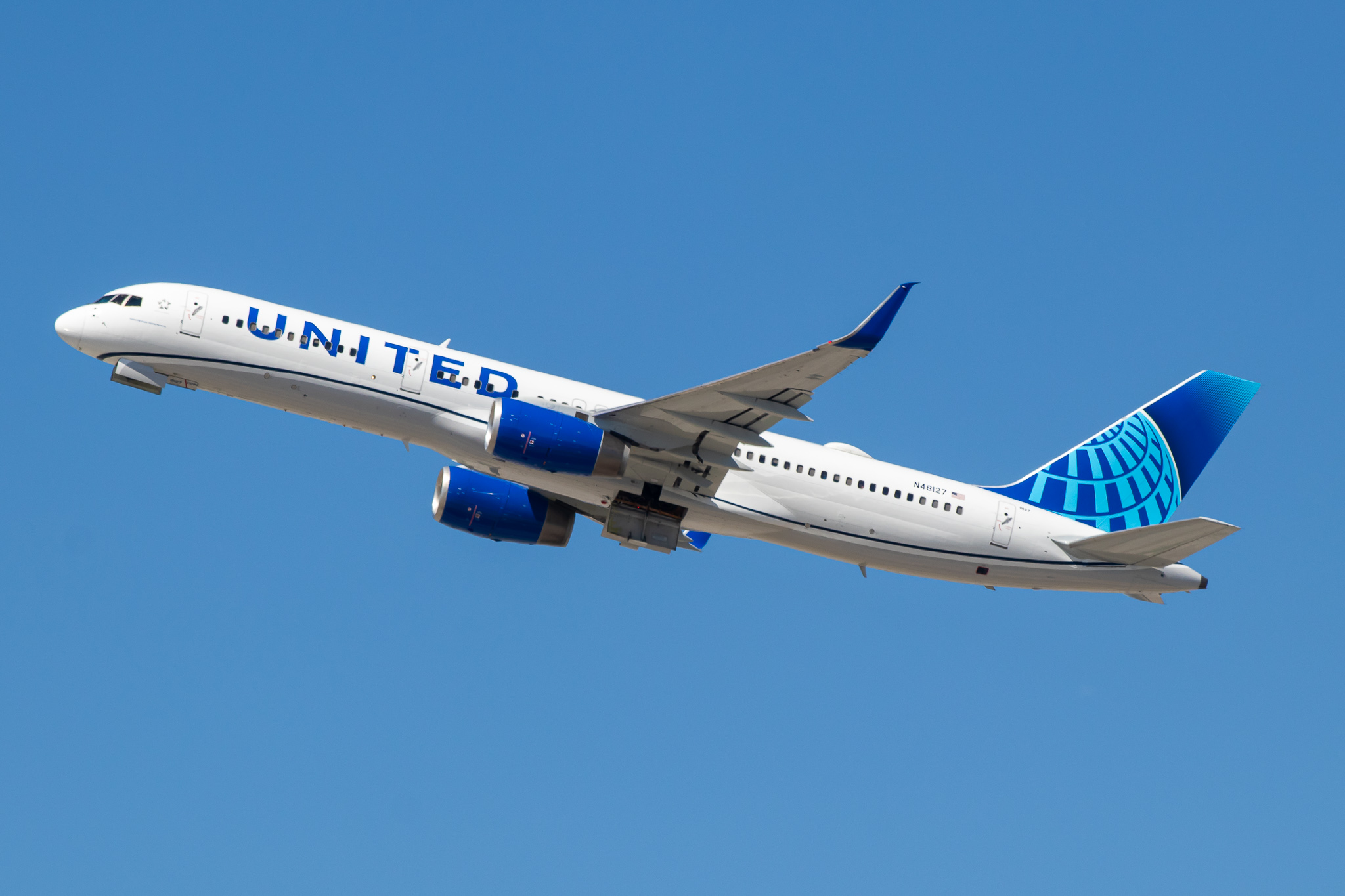 Full size: United Airlines Boeing 757-200 N48127 at Los Angeles International Airport
