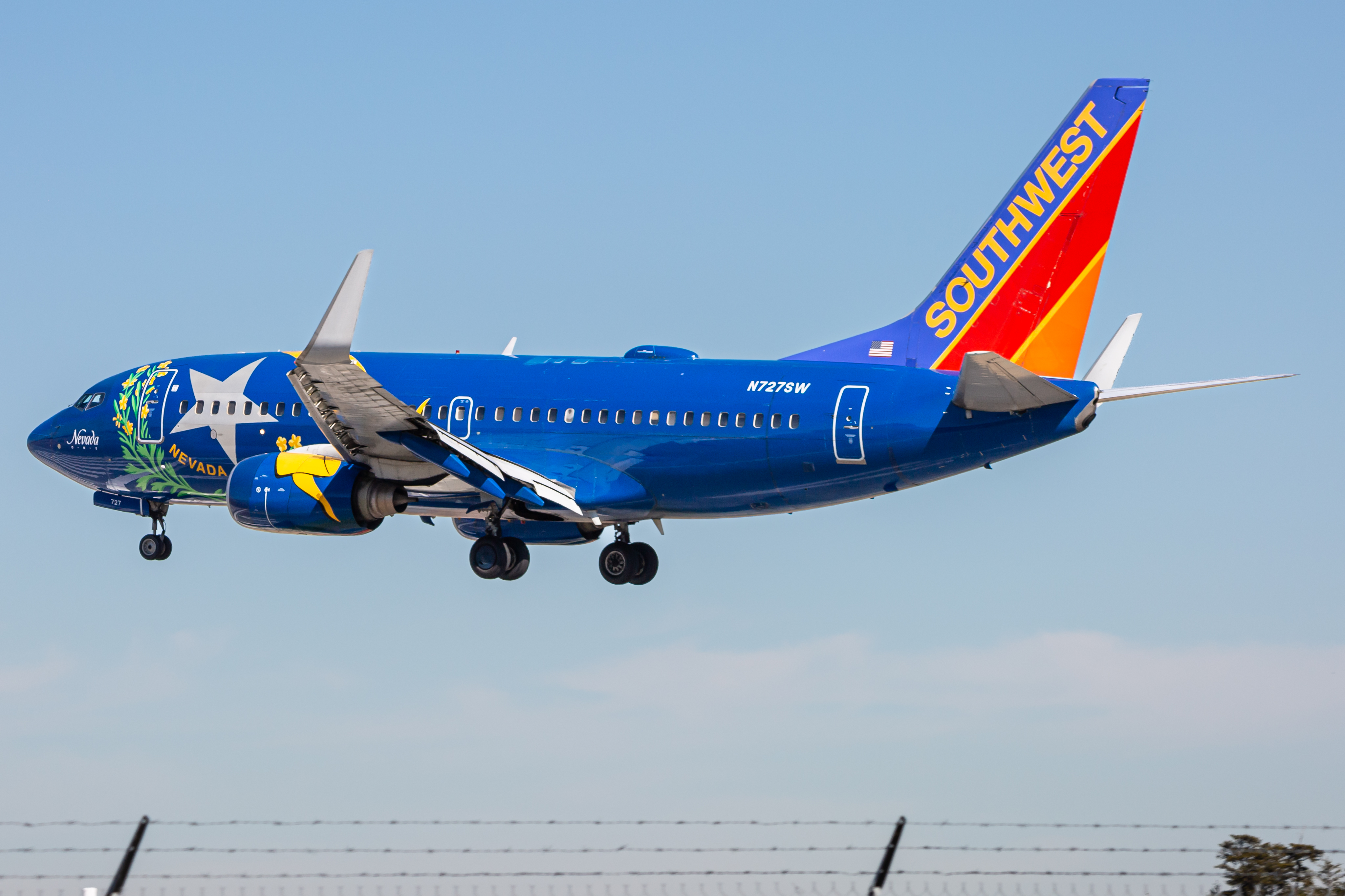 Full size: Southwest Airlines Boeing 737-700 N727SW at Baltimore/Washington International Thurgood Marshall Airport