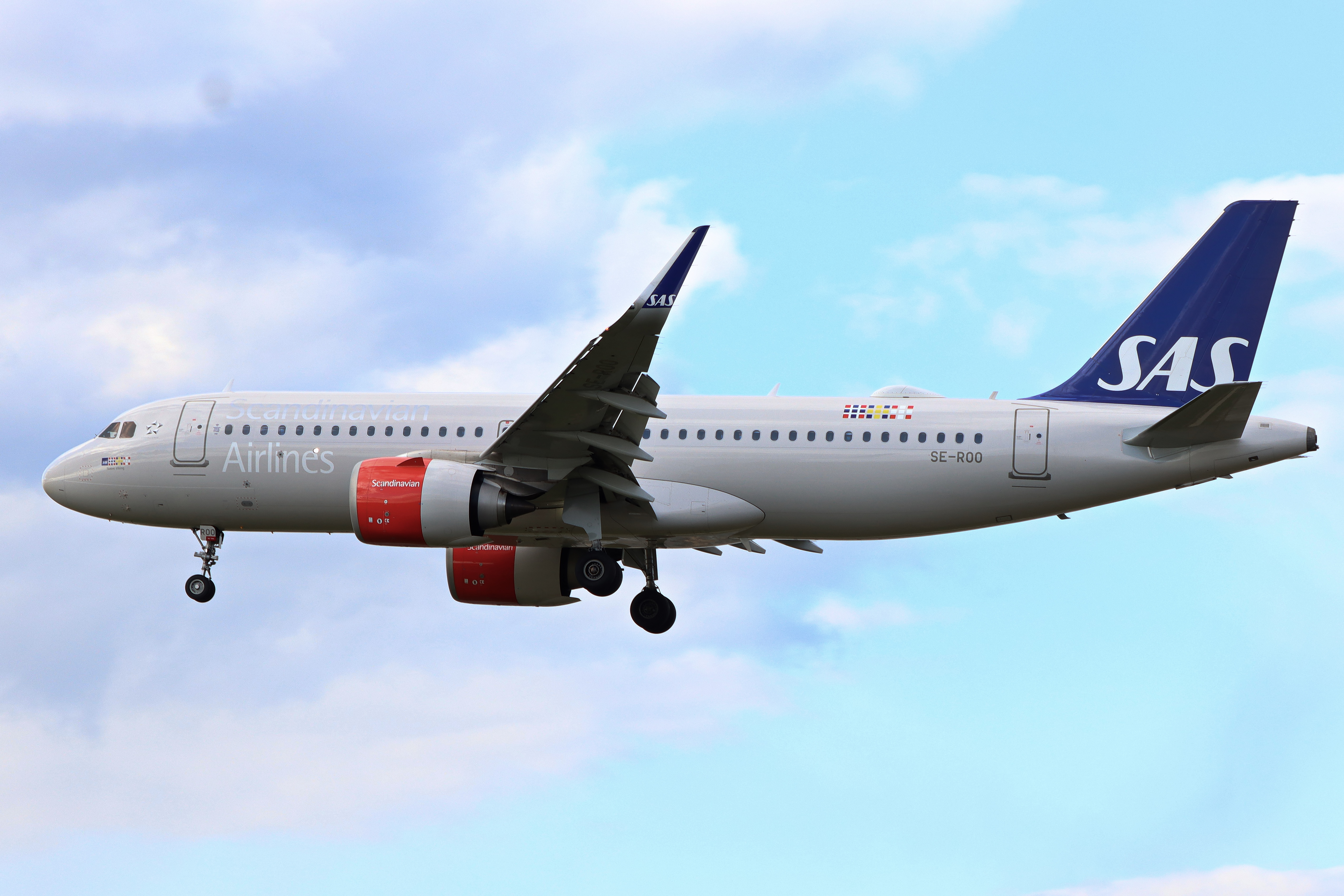 Full size: Scandinavian Airlines Airbus A320NEO SE-ROO at London Heathrow International Airport