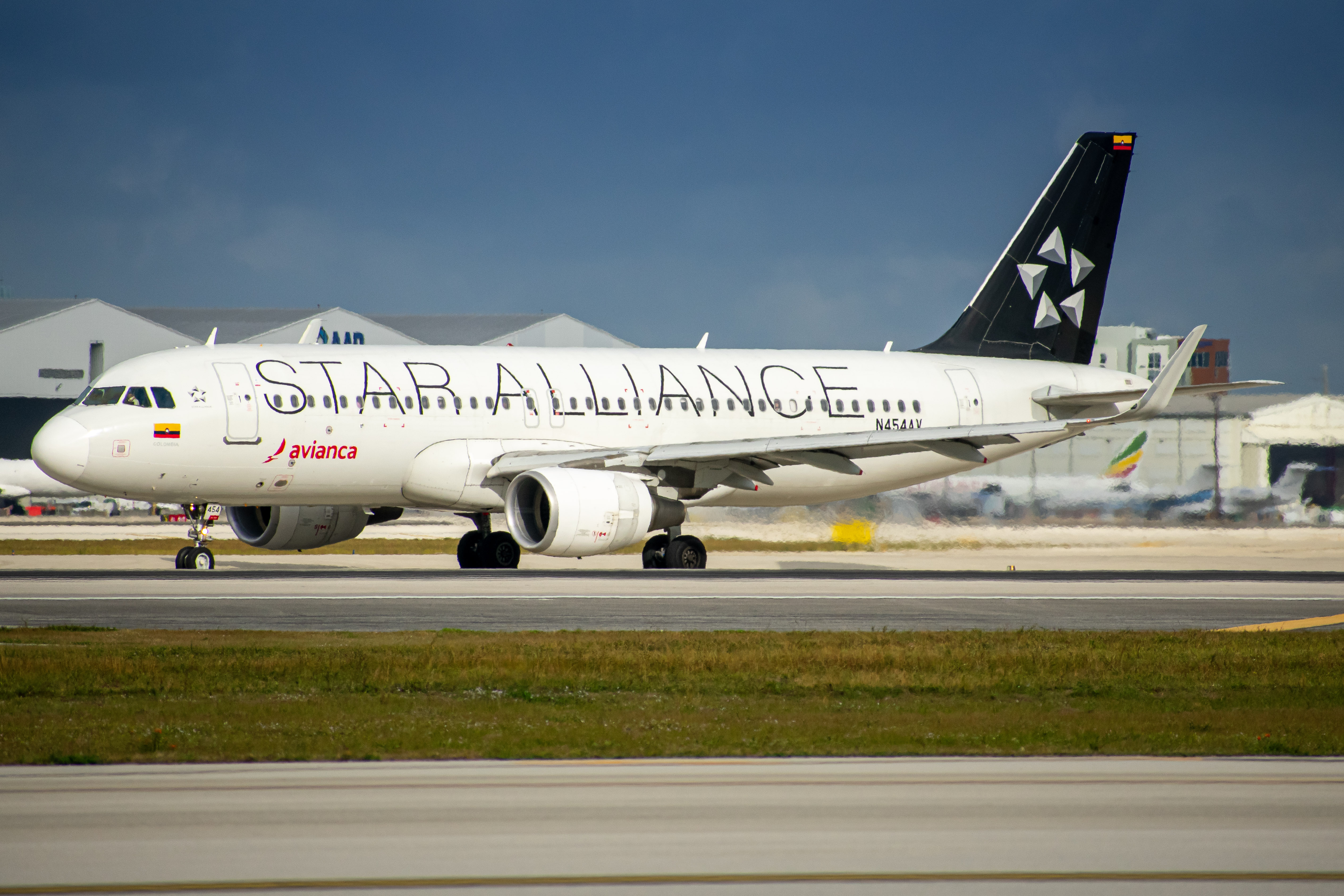 Full size: Avianca Airbus A320 N454AV at Miami International Airport