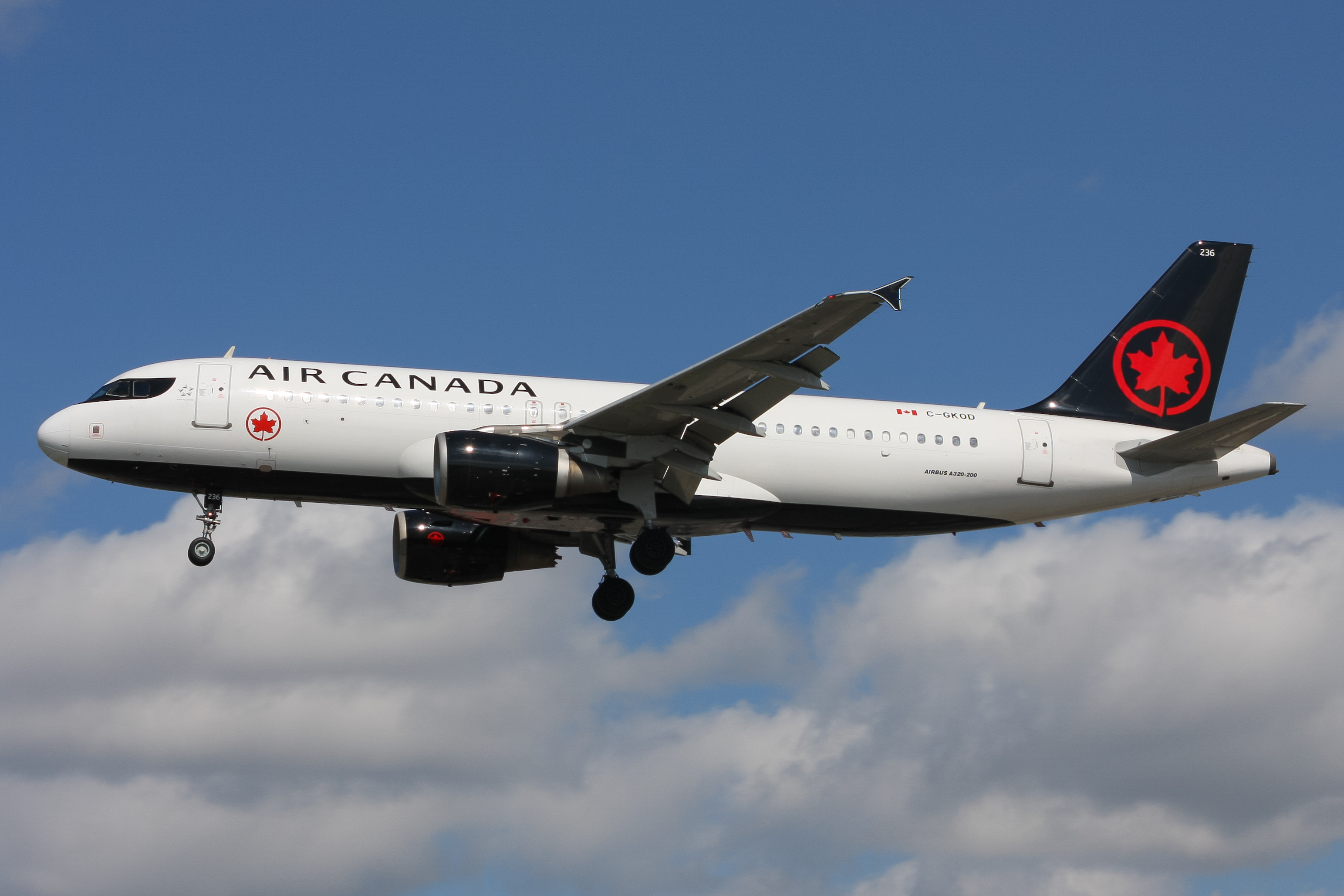 Full size: Air Canada Airbus A320 C-GKOD at Lester B Pearson International Airport