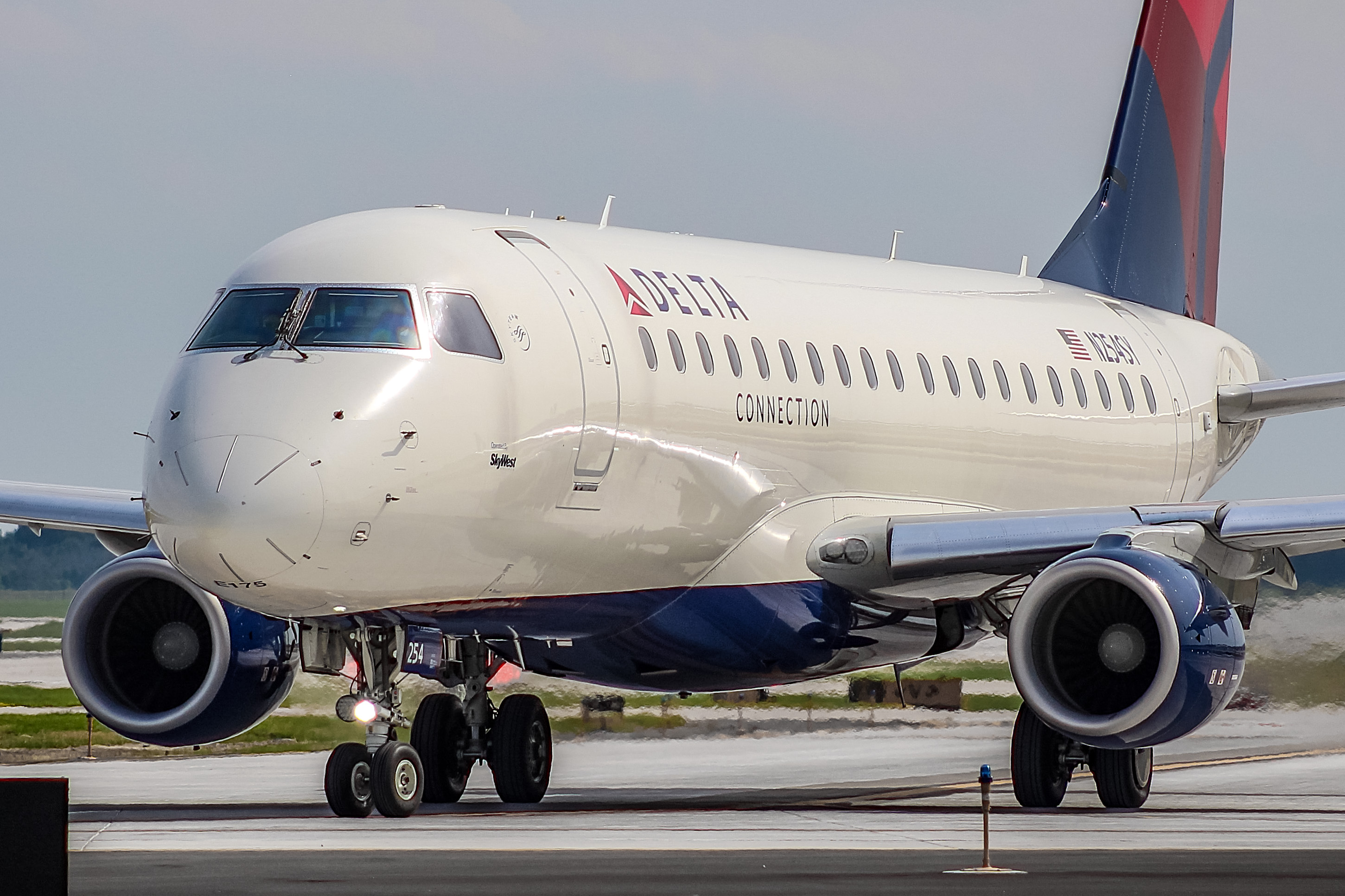 Full size: Delta Connection Embraer E175 N254SY at General Mitchell International Airport