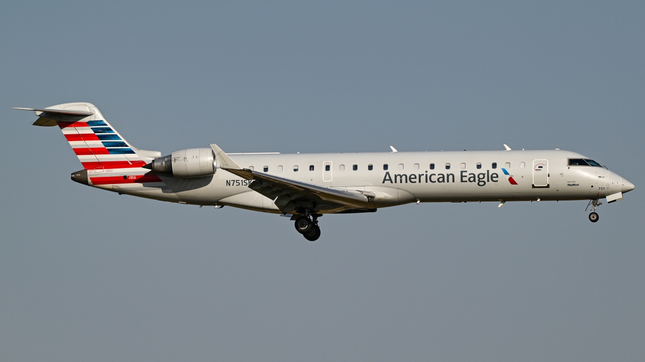 Full size: American Eagle Mitsubishi CRJ-700 N715SK at Dallas-Fort Worth International Airport
