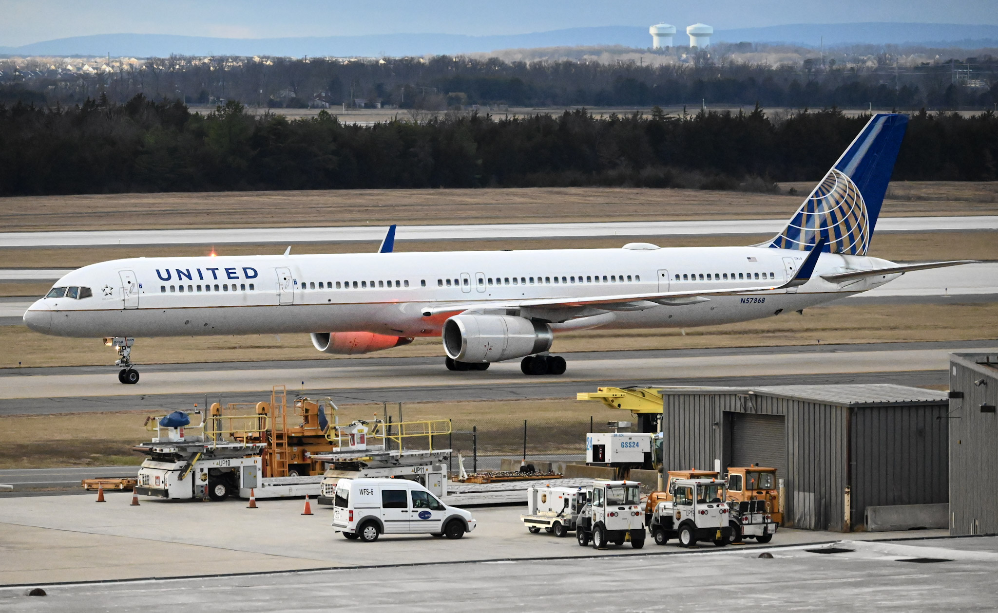 Full size: United Airlines Boeing 757-300 N57868 at Washington Dulles International Airport