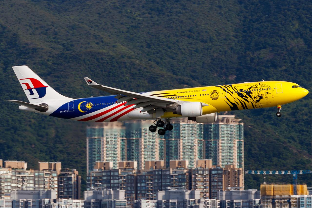 Full size: Malaysia Airlines Airbus A330-300 9M-MTG at Hong Kong International Airport
