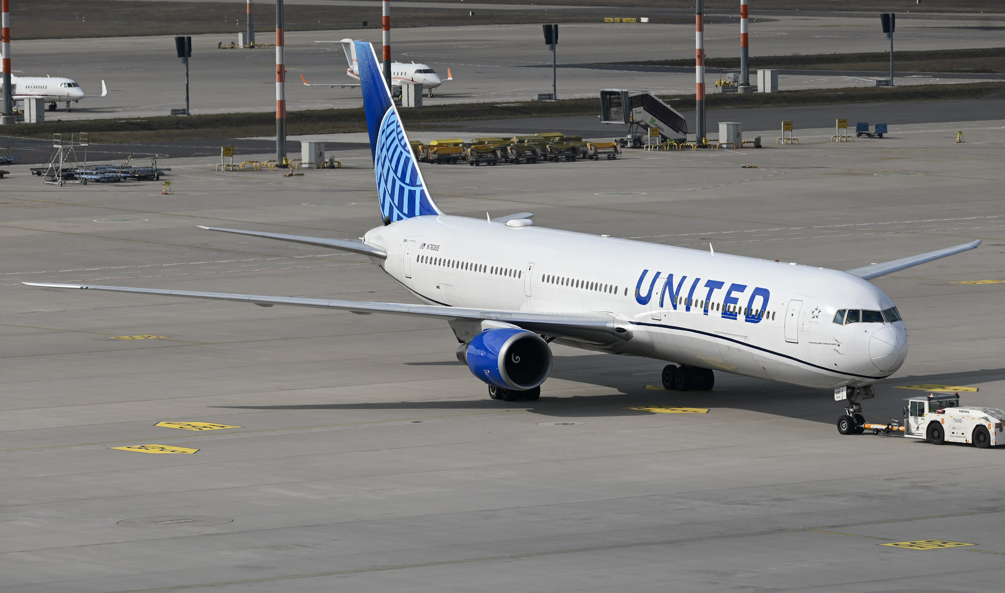 Full size: United Airlines Boeing 767-400 N76065 at Berlin Brandenburg Airport
