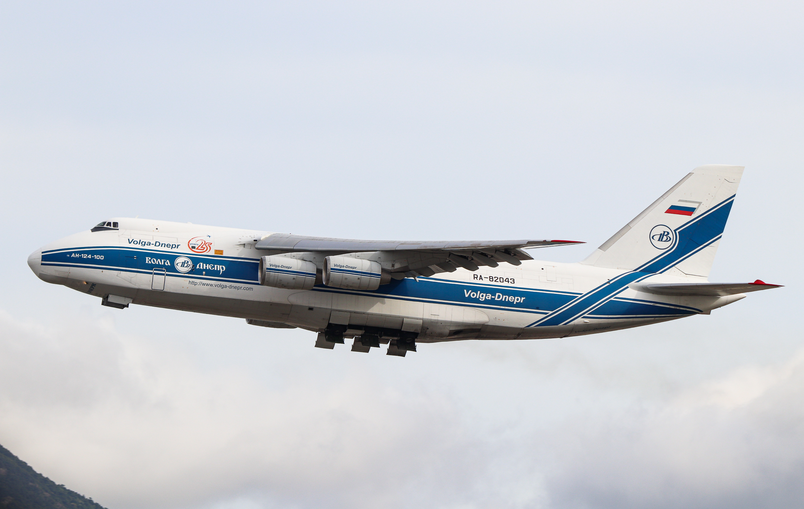 Full size: Volga-Dnepr Airlines Antonov An-124 RA-82043 at Hong Kong International Airport