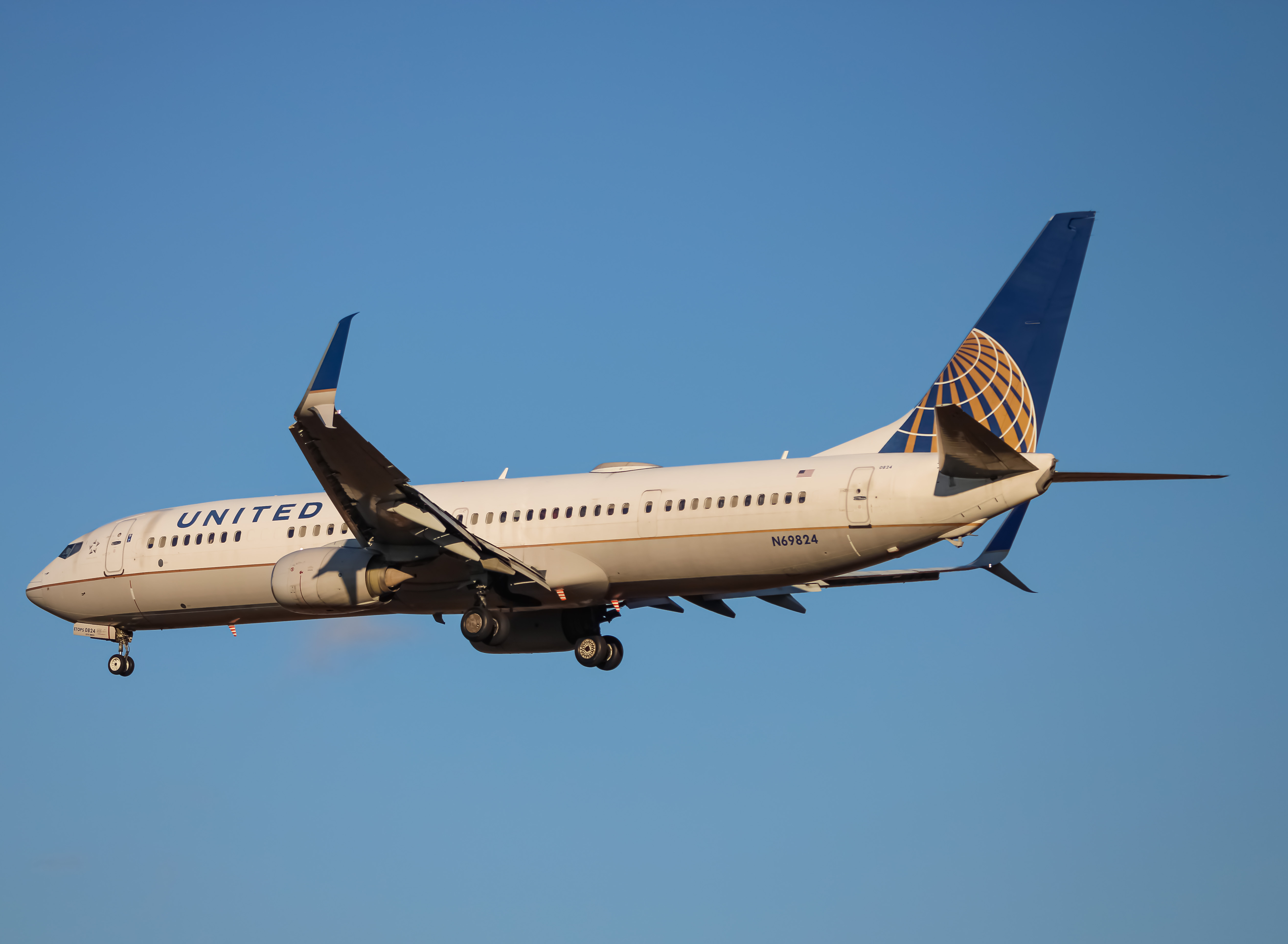 Full size: United Airlines Boeing 737-900ER N69824 at Washington Dulles International Airport