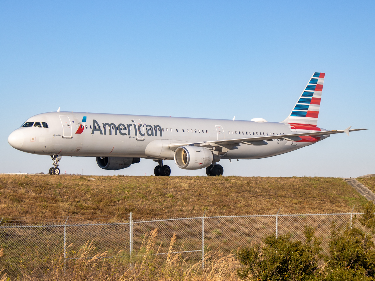 Full size: American Airlines Airbus A321-200 N192UW at Orlando International Airport