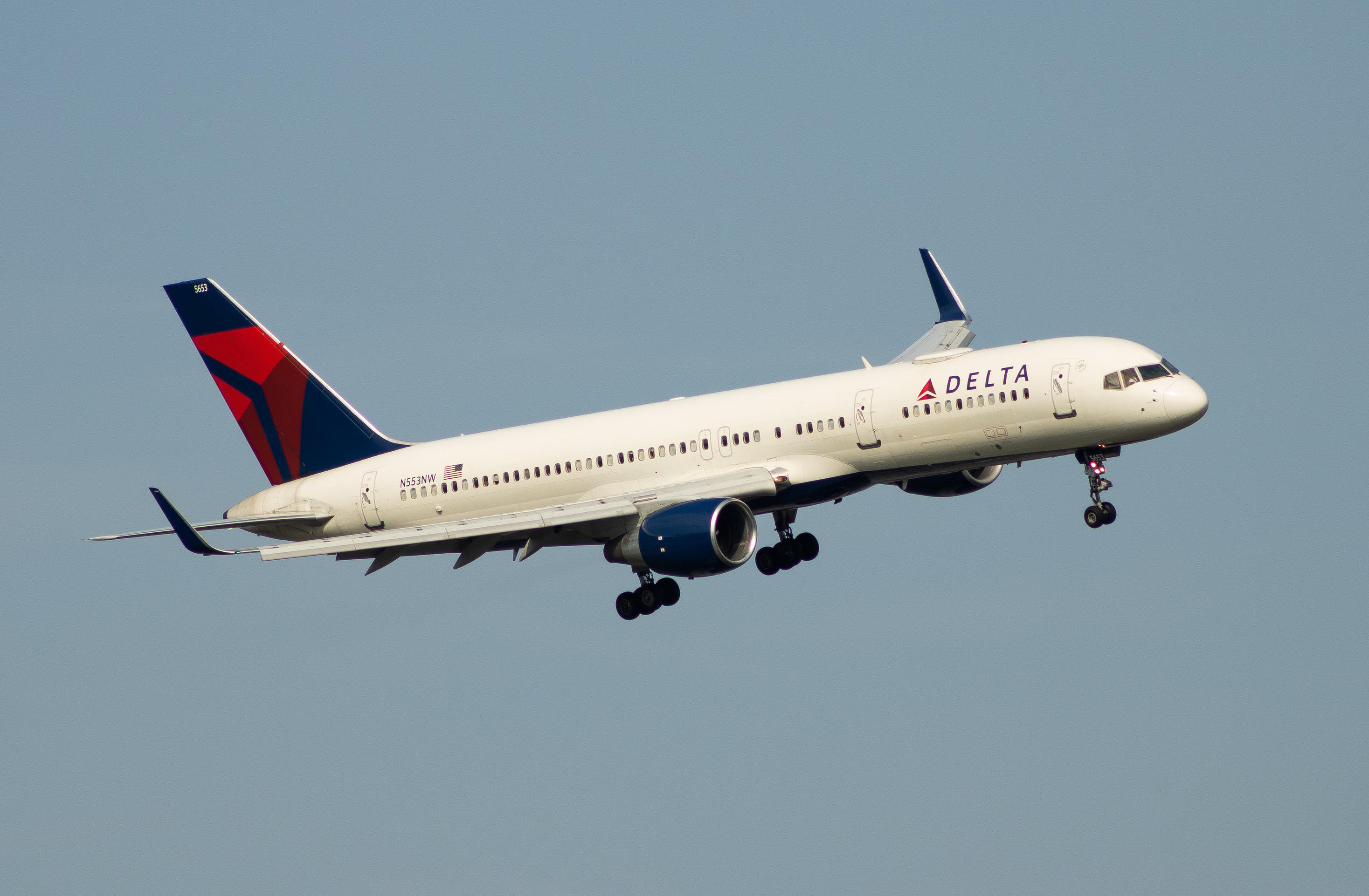 Full size: Delta Airlines Boeing 757-200 N553NW at Ronald Reagan National Airport