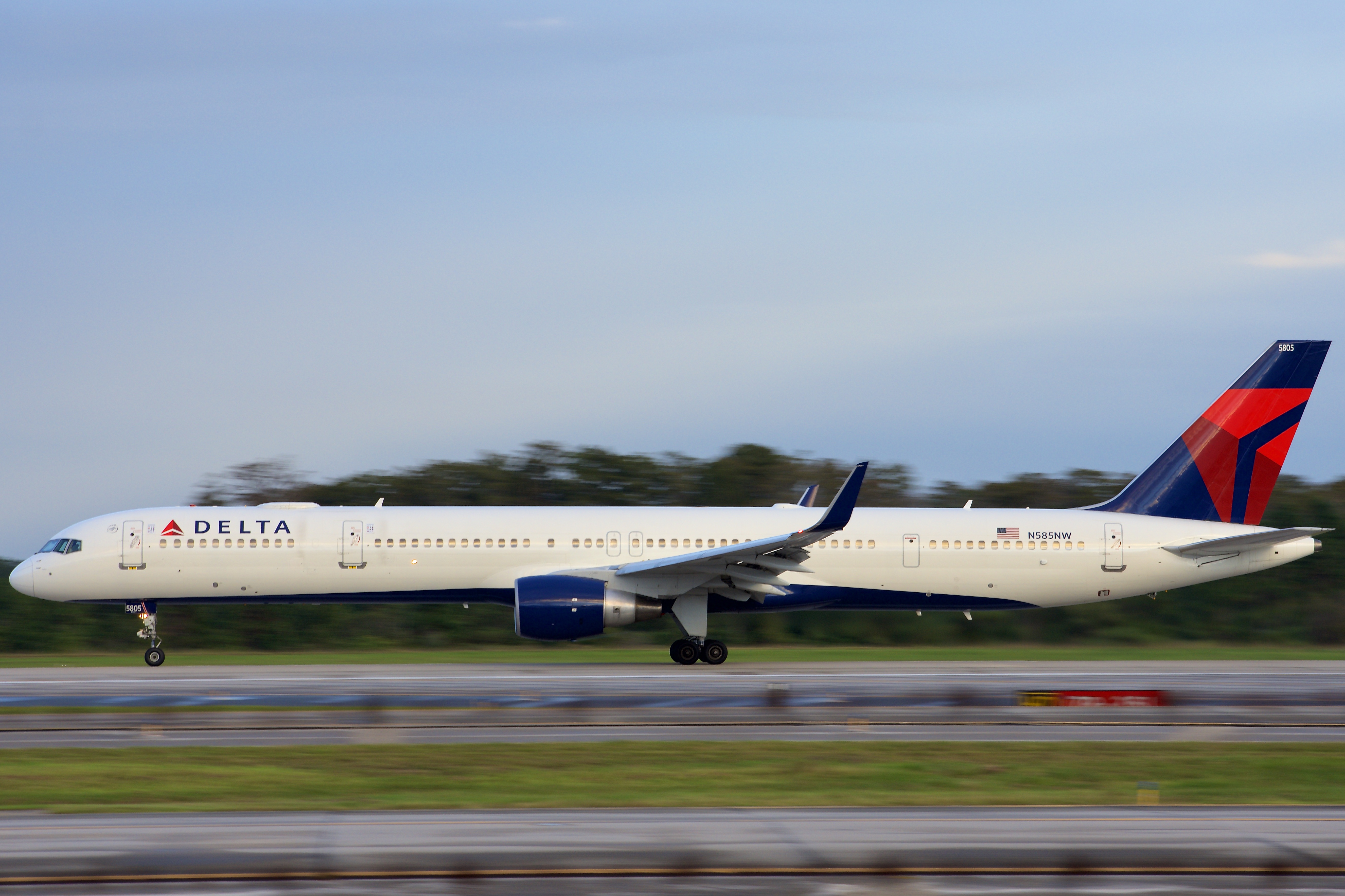 Full size: Delta Airlines Boeing 757-300 N585NW at Orlando International Airport