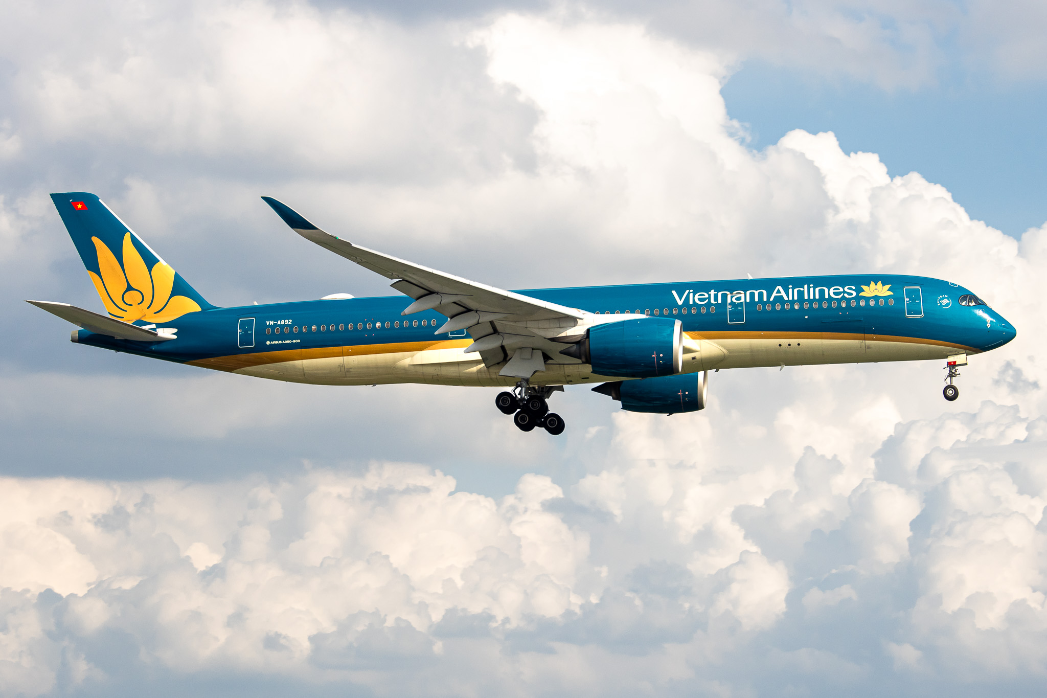 Full size: Vietnam Airlines Airbus A350-900 VN-A892 at Tan Son Nhat International Airport