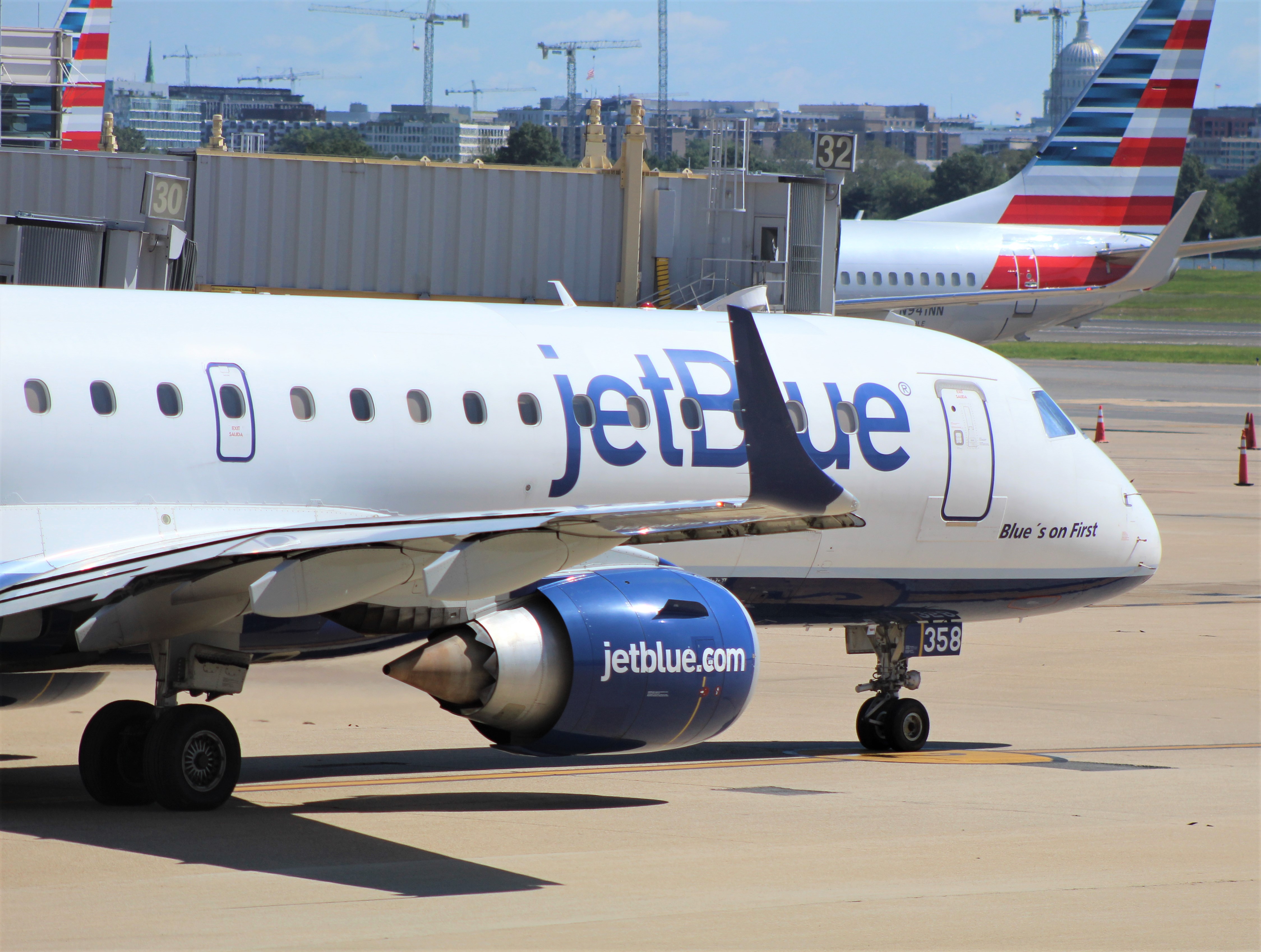 Full size: JetBlue Airways Embraer E190 N358JB at Ronald Reagan National Airport