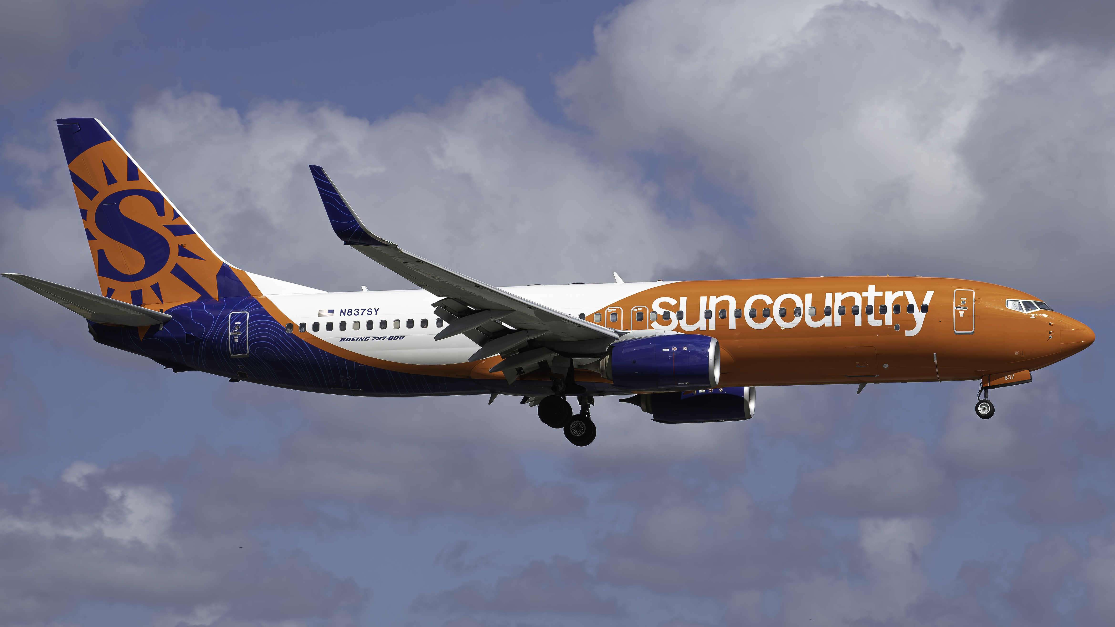 Full size: Sun Country Airlines Boeing 737-800 N837SY at Miami International Airport