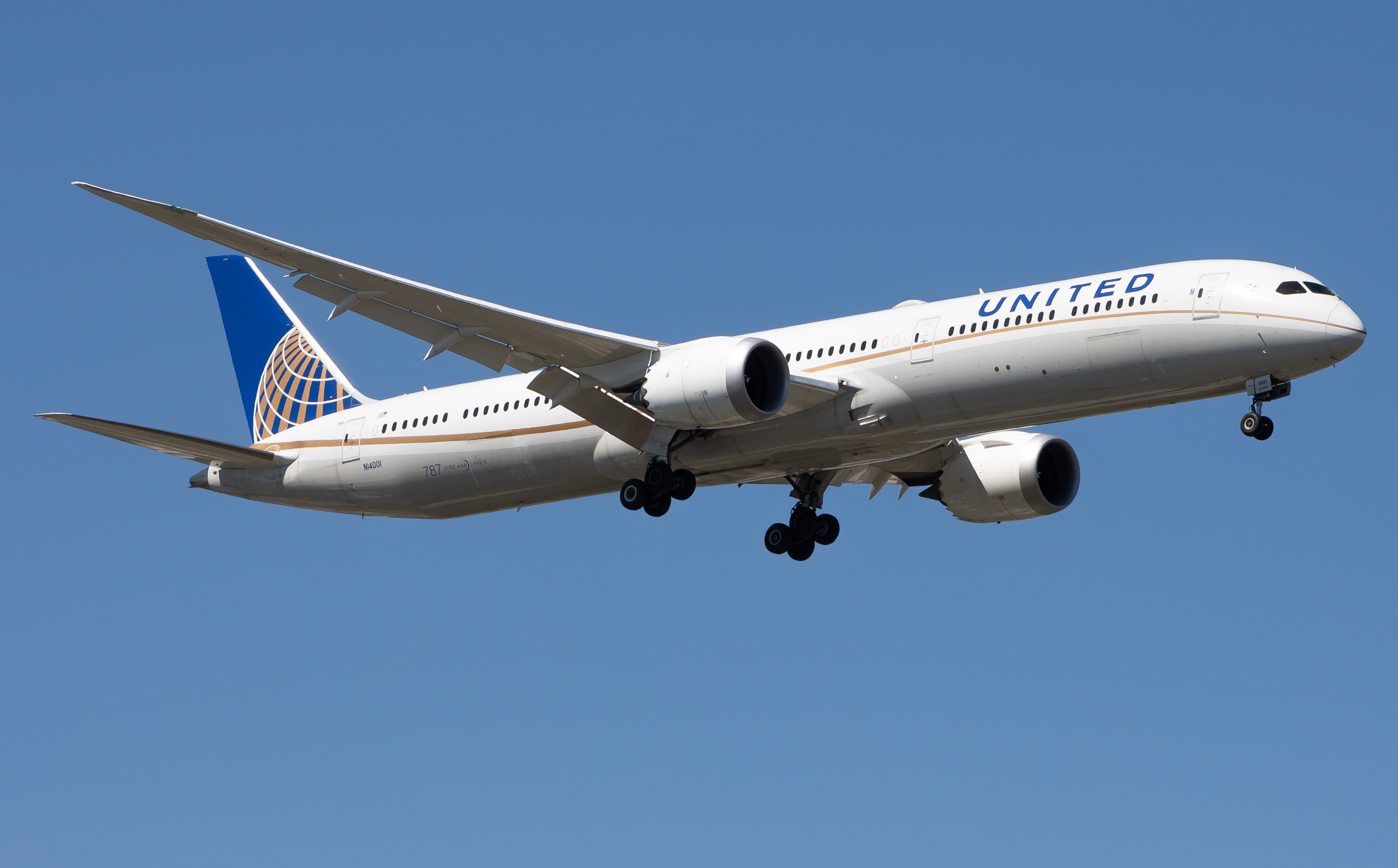 Full size: United Airlines Boeing 787-10 N14001 at Newark Liberty International Airport