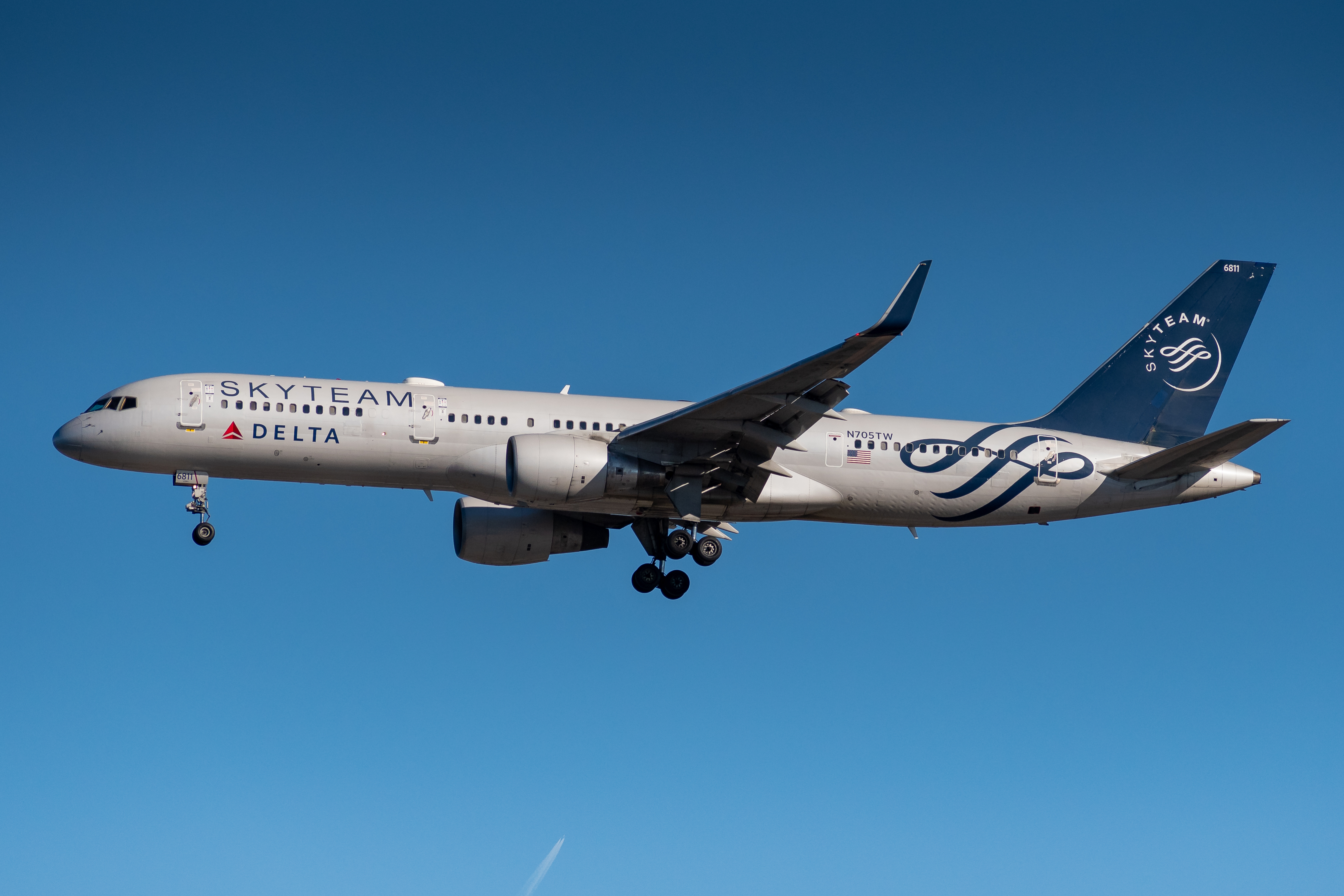 Full size: Delta Airlines Boeing 757-200 N705TW at General Edward Lawrence Logan International Airport