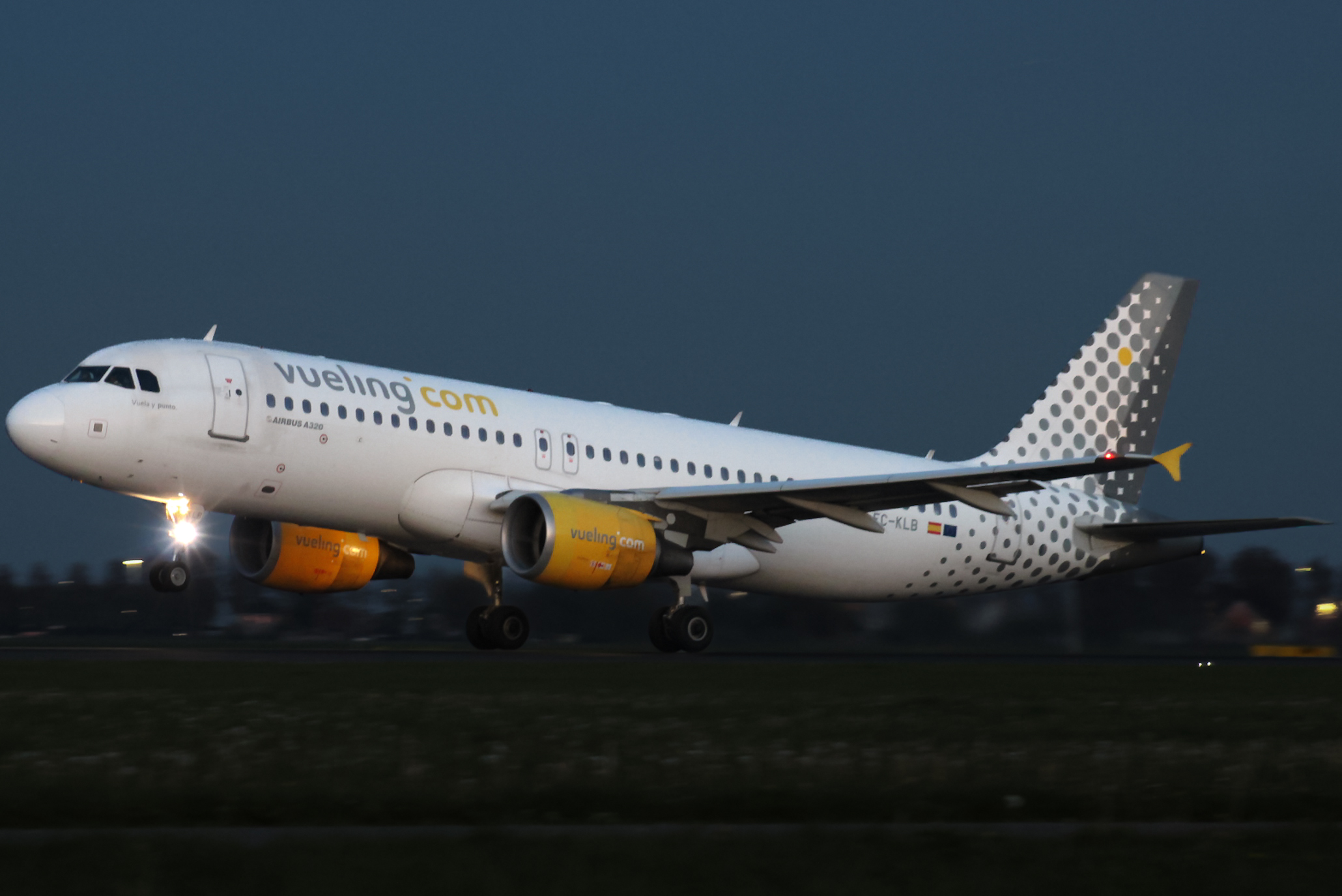 Full size: Vueling Airbus A320 FC-HLB at Amsterdam Schiphol Airport