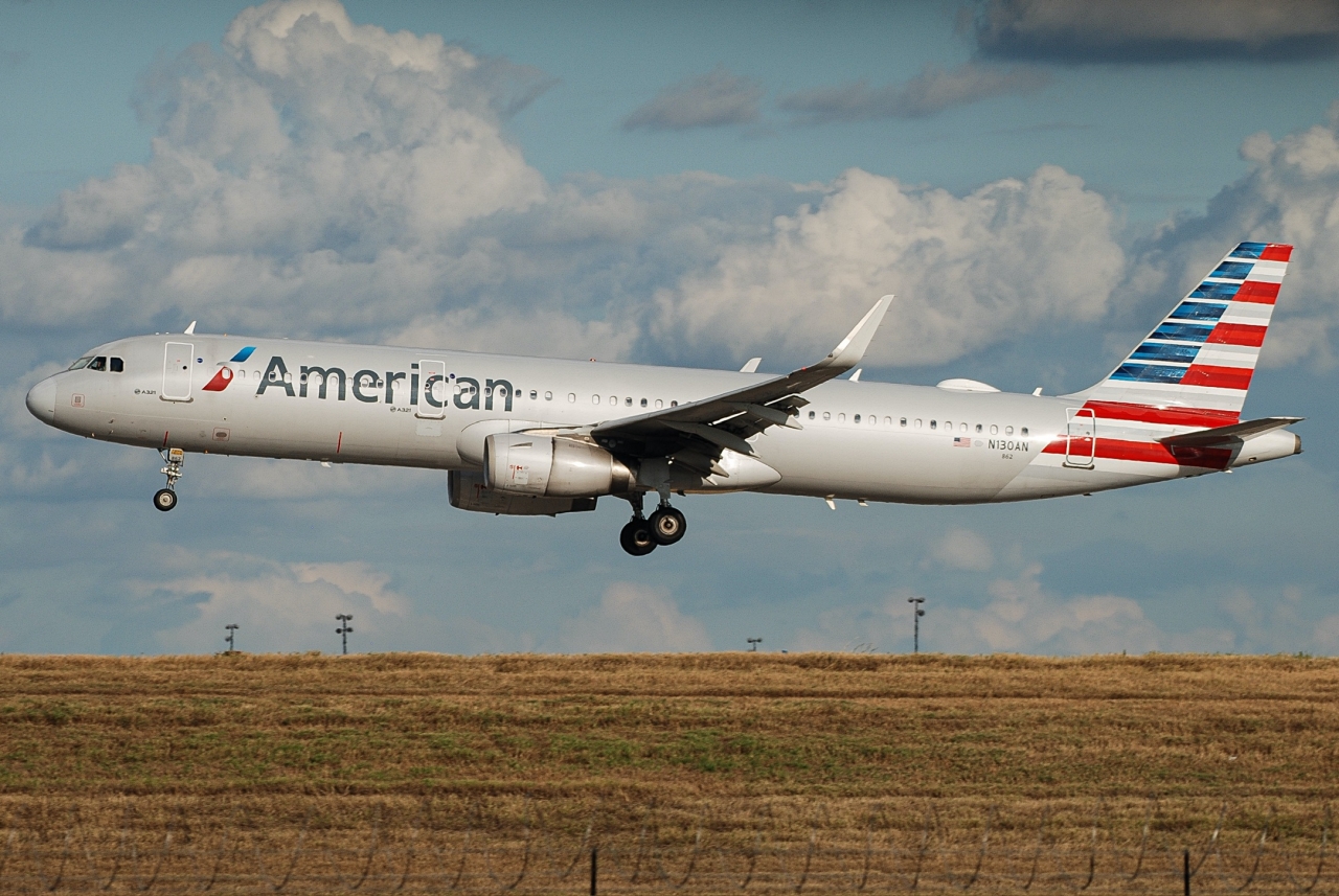 Full size: American Airlines Airbus A321-200 N130AN at Dallas-Fort Worth International Airport