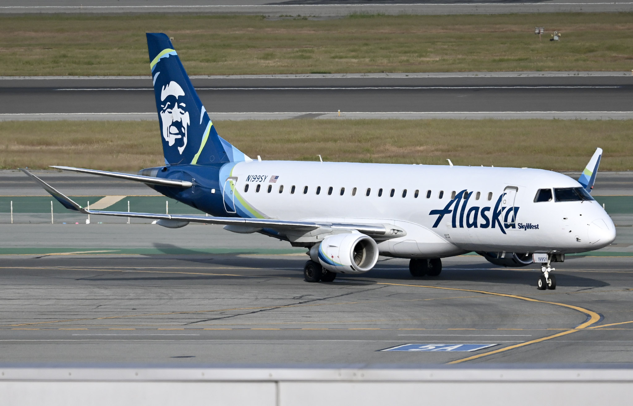 Full size: Alaska Airlines Embraer E175 N199SY at San Francisco International Airport