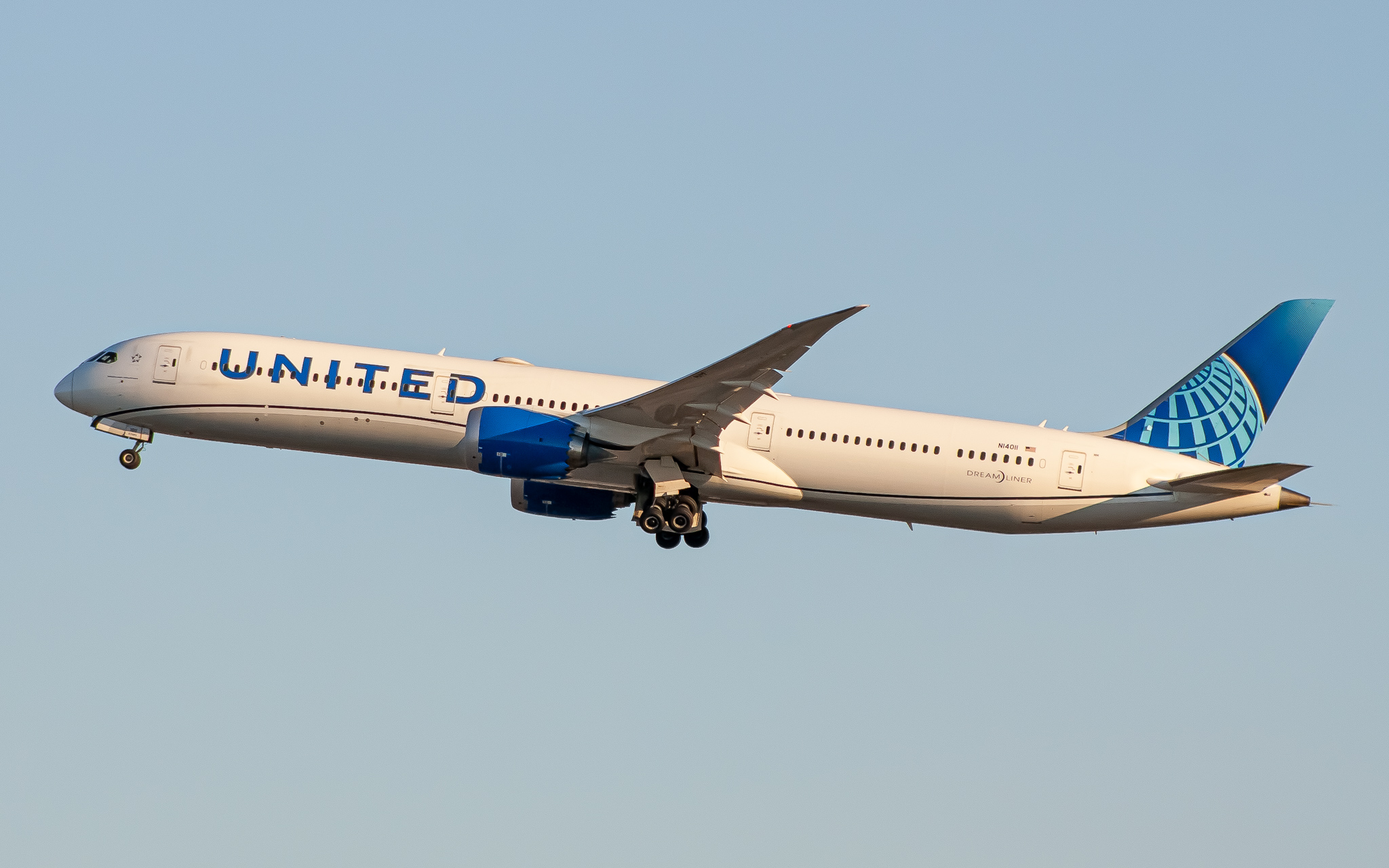 Full size: United Airlines Boeing 787-10 N14011 at Chicago O'Hare International Airport