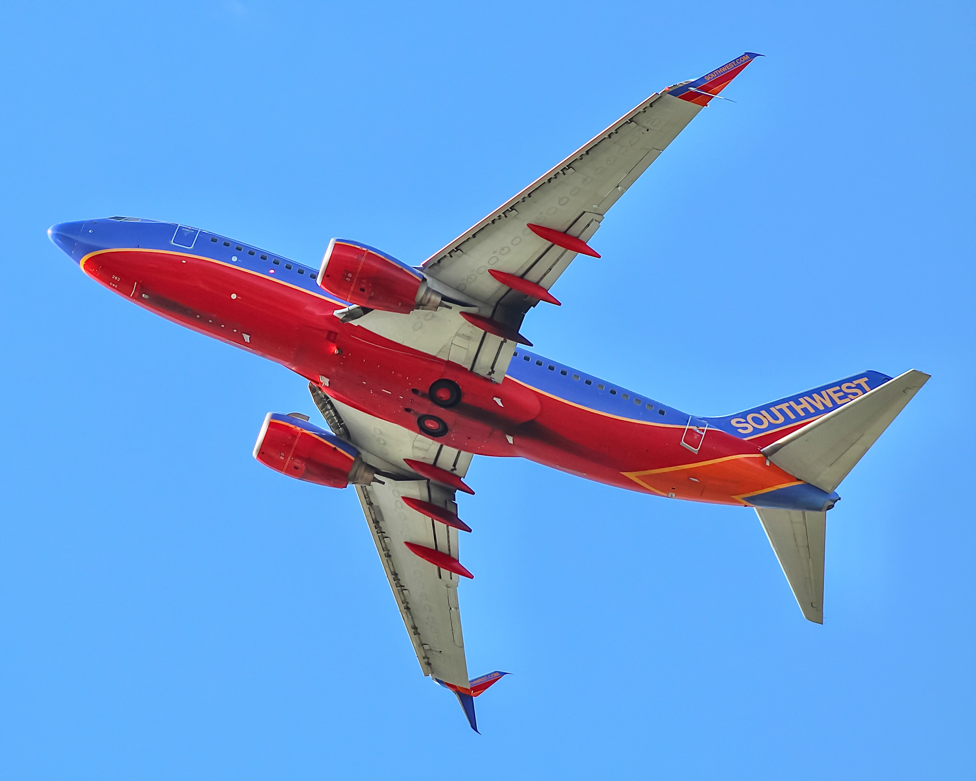 Full size: Southwest Airlines Boeing 737-700 N283WN at General Mitchell International Airport