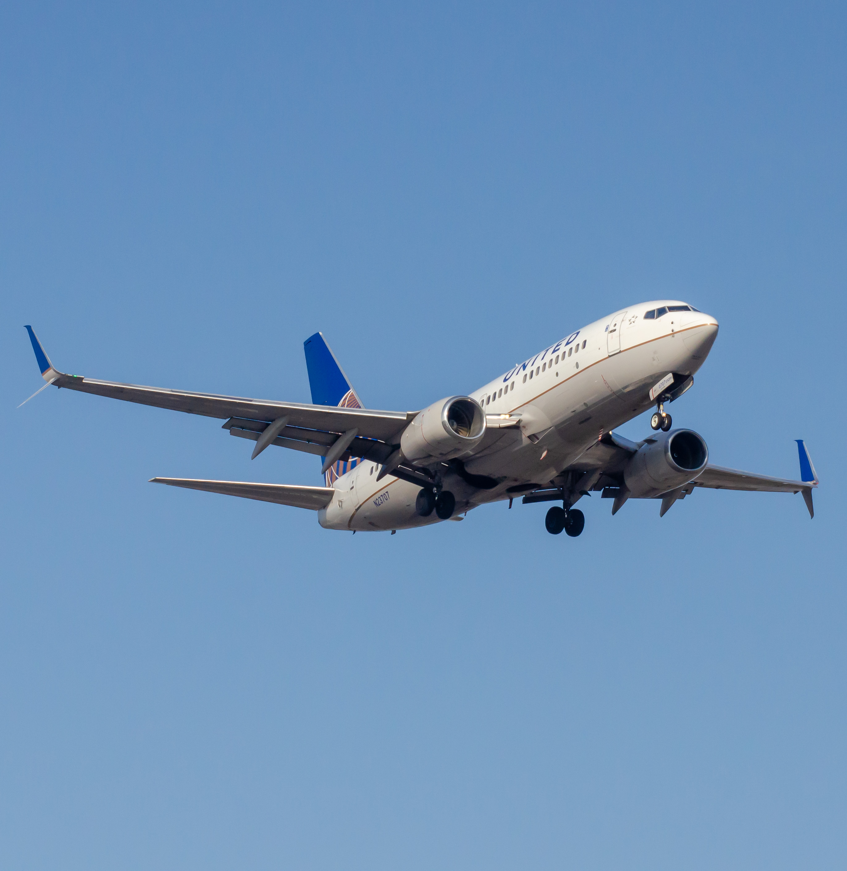 Full size: United Airlines Boeing 737-700 N23707 at Newark Liberty International Airport
