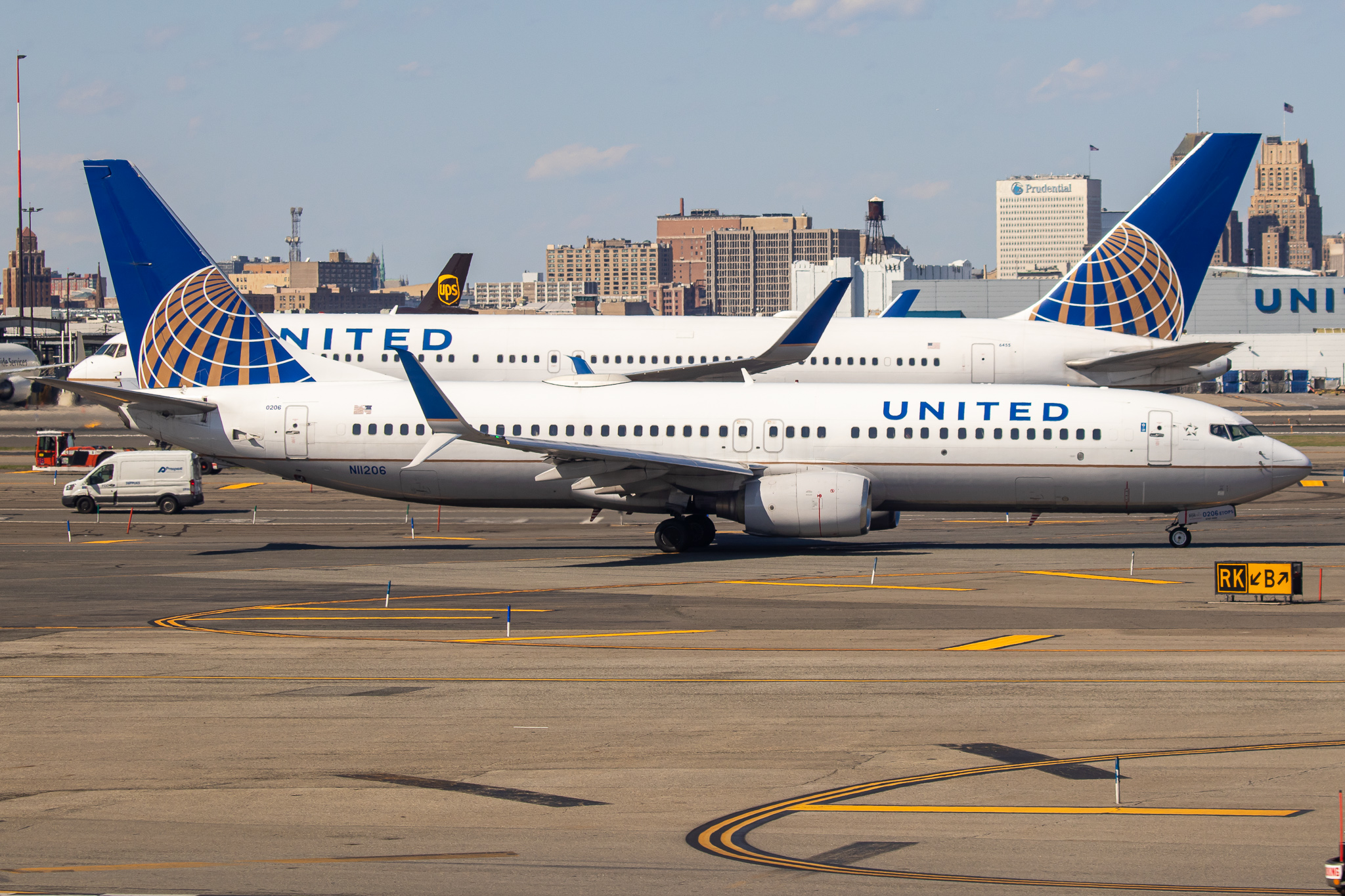 Full size: United Airlines Boeing 737-800 N11206 at Newark Liberty International Airport