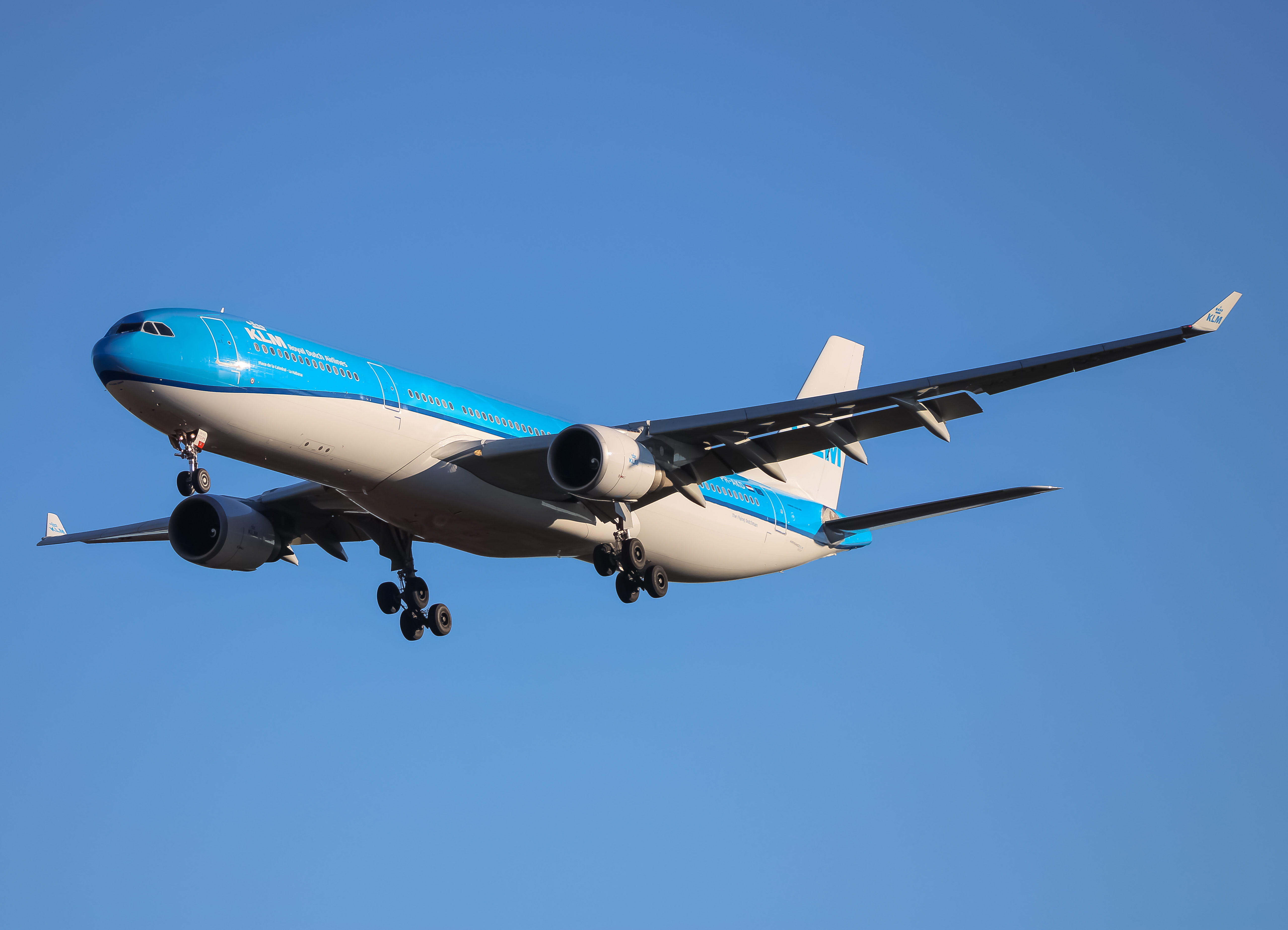 Full size: KLM Airbus A330-300 PH-AKD at Washington Dulles International Airport