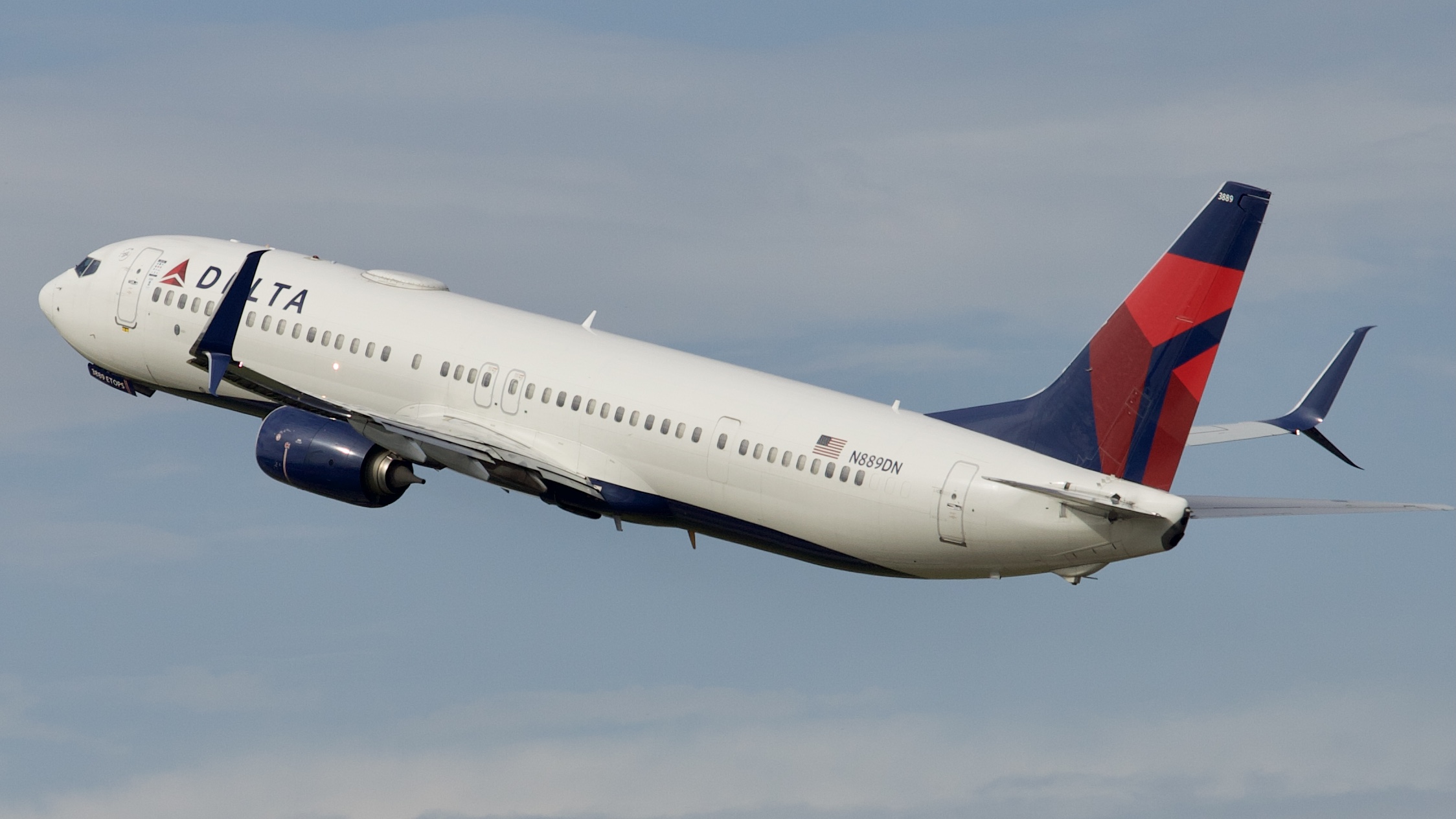 Full size: Delta Airlines Boeing 737-900ER N889DN at Houston-George Bush Intercontinental Airport