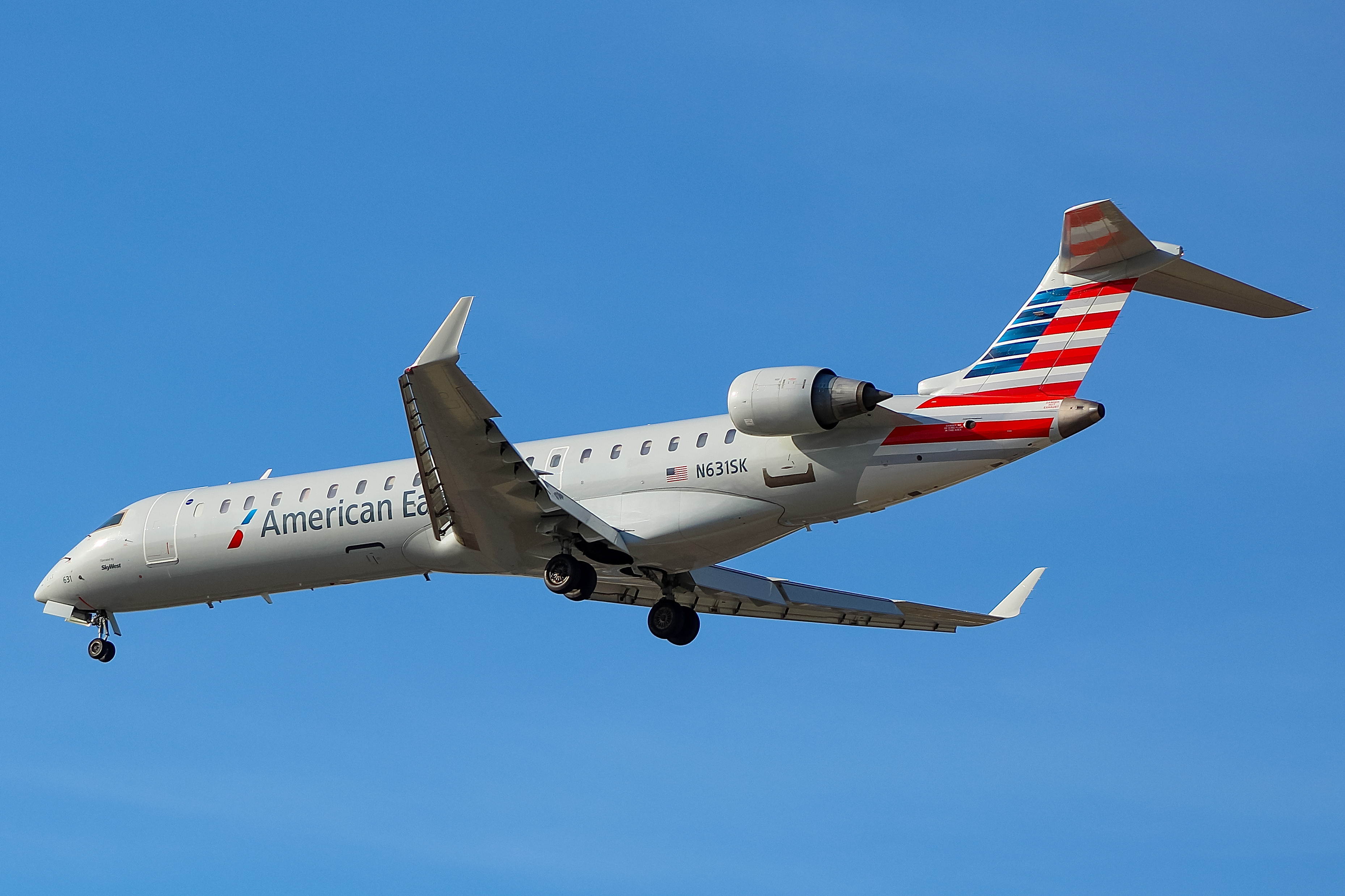 Full size: American Eagle Mitsubishi CRJ-700 N631SK at General Mitchell International Airport