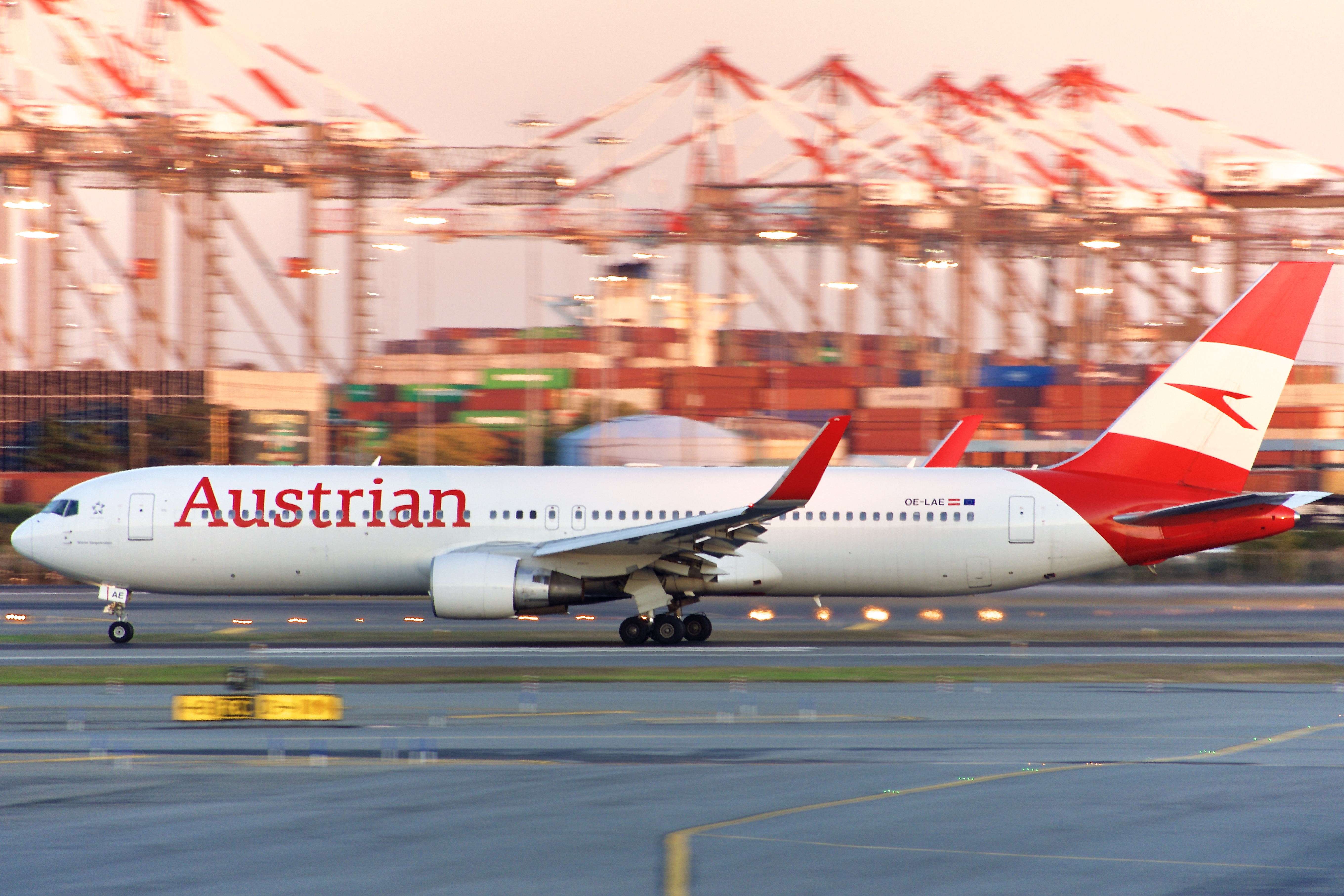 Full size: Austrian Airlines Boeing 767-300ER OE-LAE at Newark Liberty International Airport
