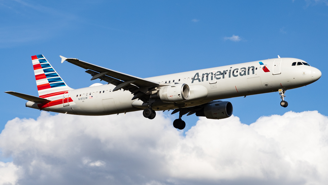 Full size: American Airlines Airbus A321-200 N185UW at Tampa International Airport