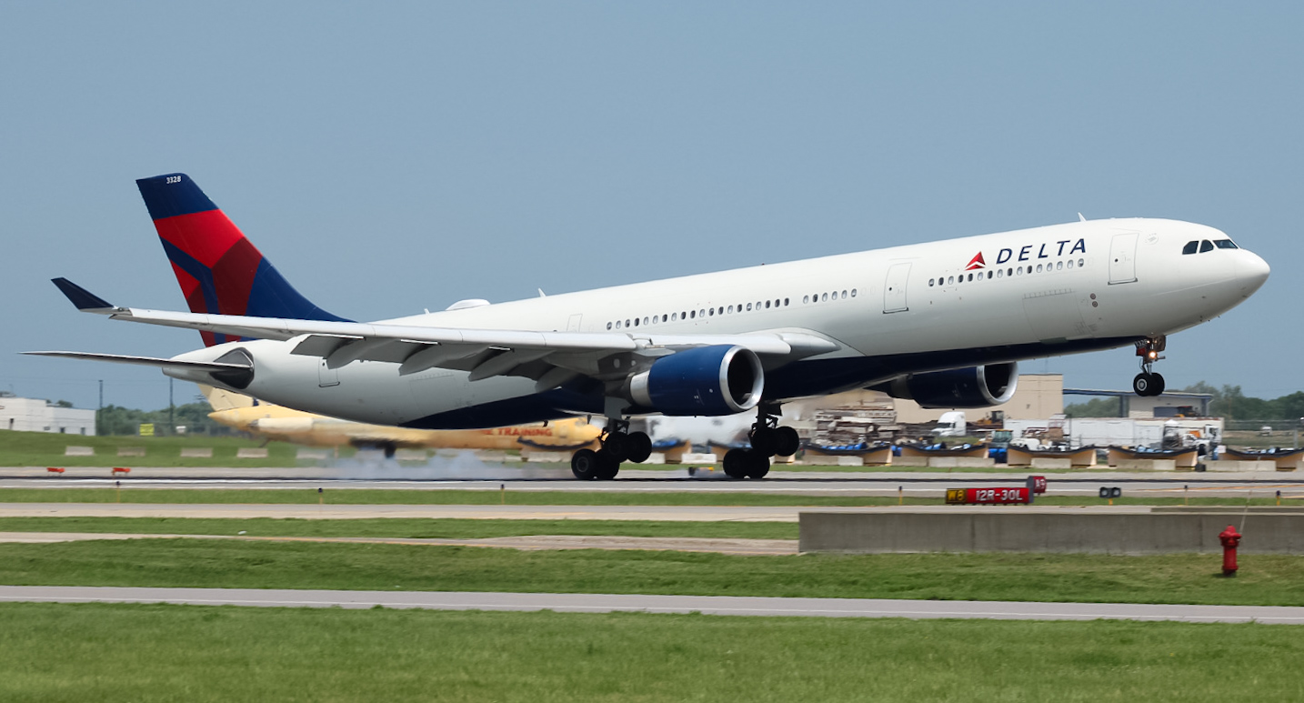 Full size: Delta Airlines Airbus A330-300 N828NW at Minneapolis-St Paul International/Wold-Chamberlain Airport