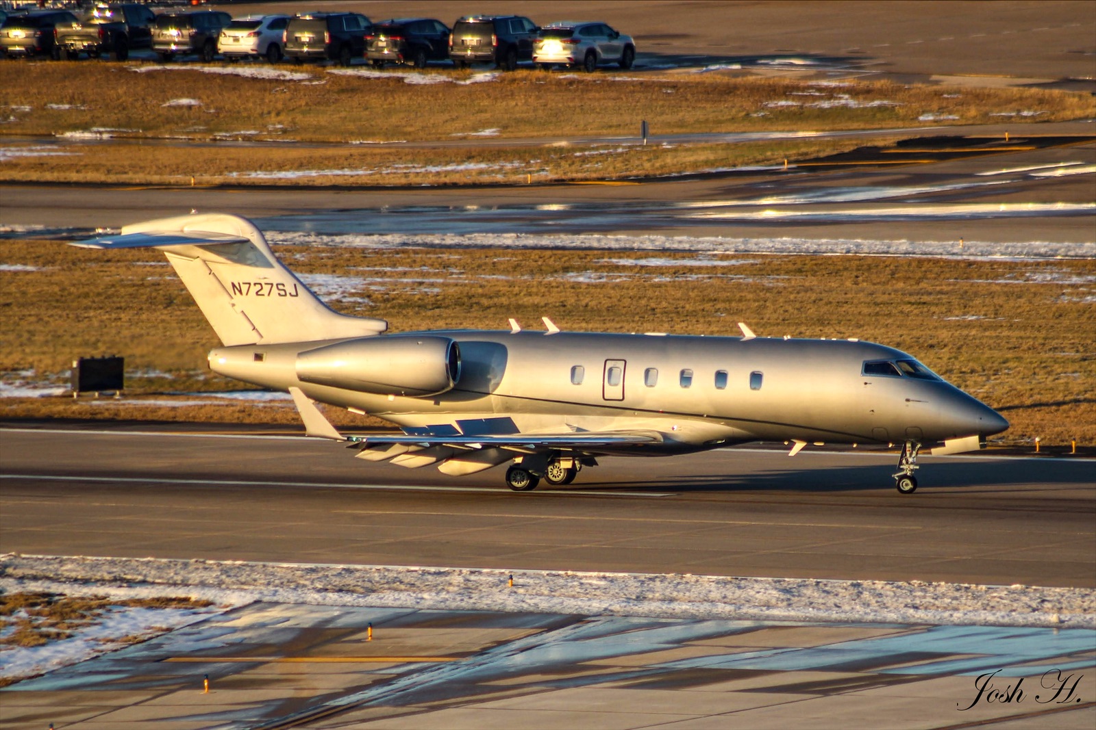Full size: PRIVATE Bombardier Challenger 300 N727SJ at Dallas Love Field Airport
