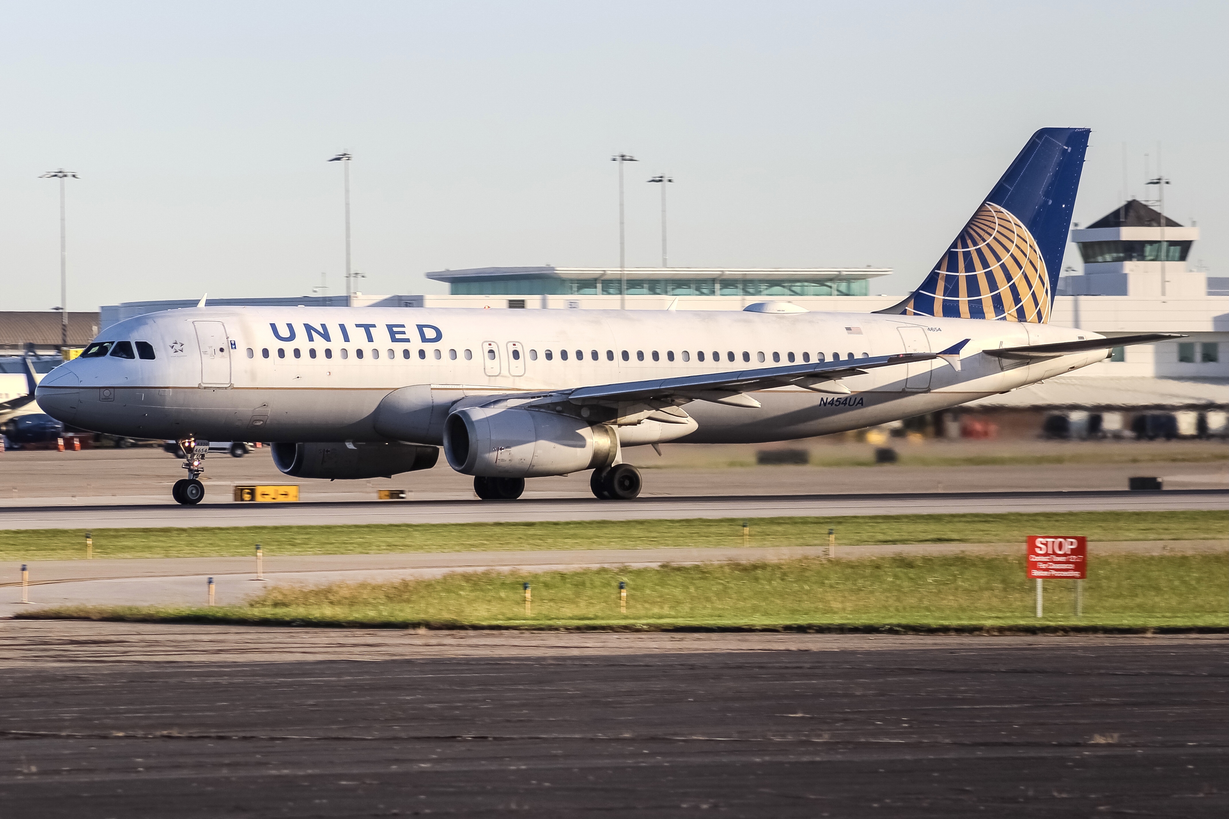 Full size: United Airlines Airbus A320 N454UA at Cincinnati/Northern Kentucky International Airport