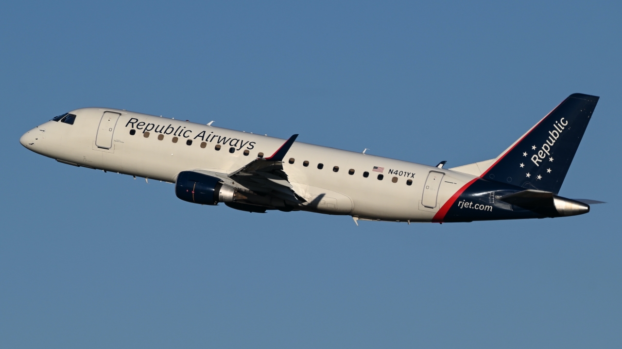 Full size: Republic Airways Embraer E175 N401YX at Will Rogers World Airport