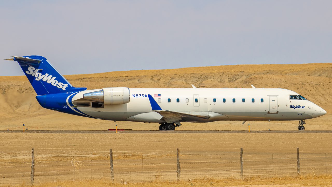 Full size: SkyWest Airlines Mitsubishi CRJ-200 N879AS at Canyonlands Regional Airport